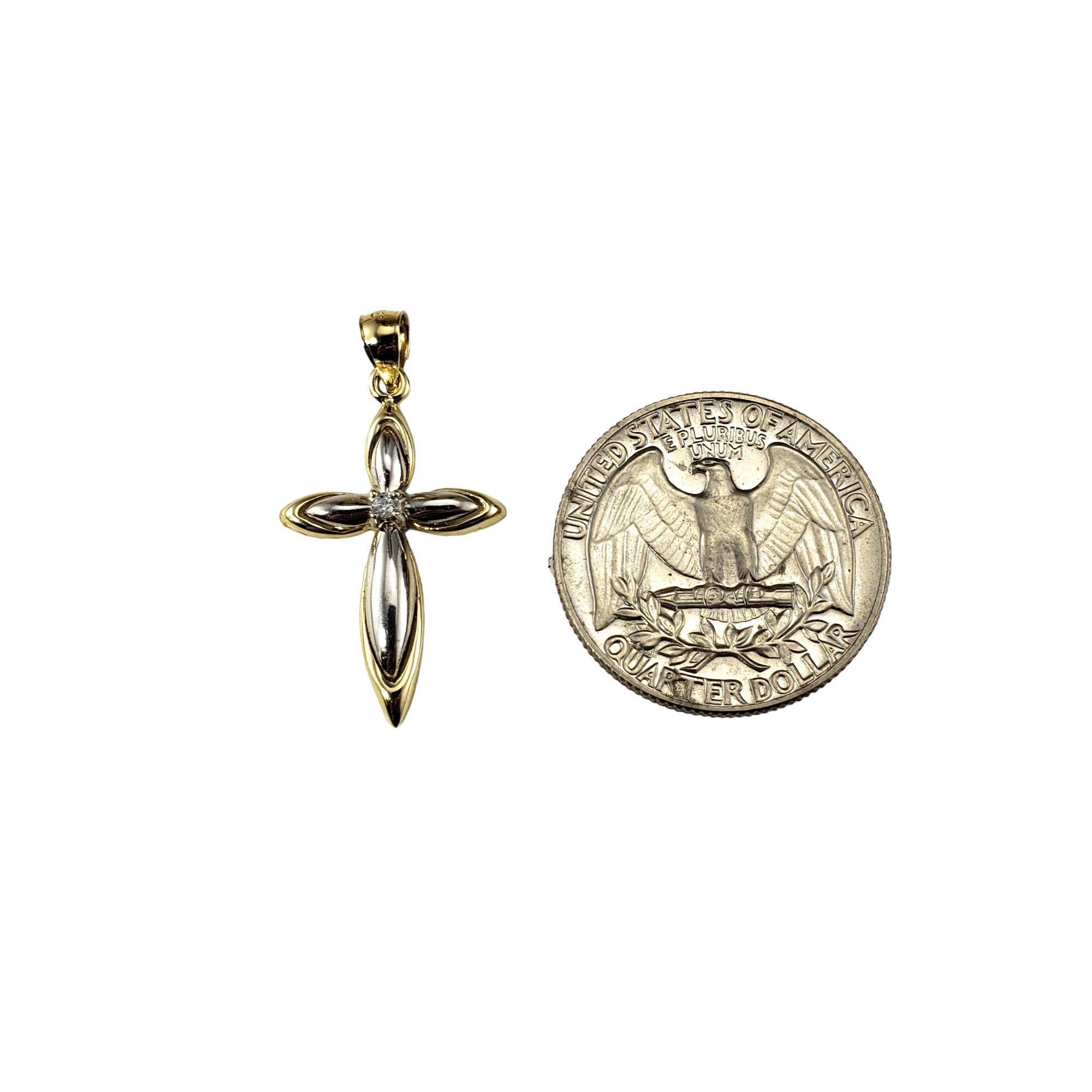 Pendentif croix en or bicolore 14 carats et diamants n°17419 en vente 1