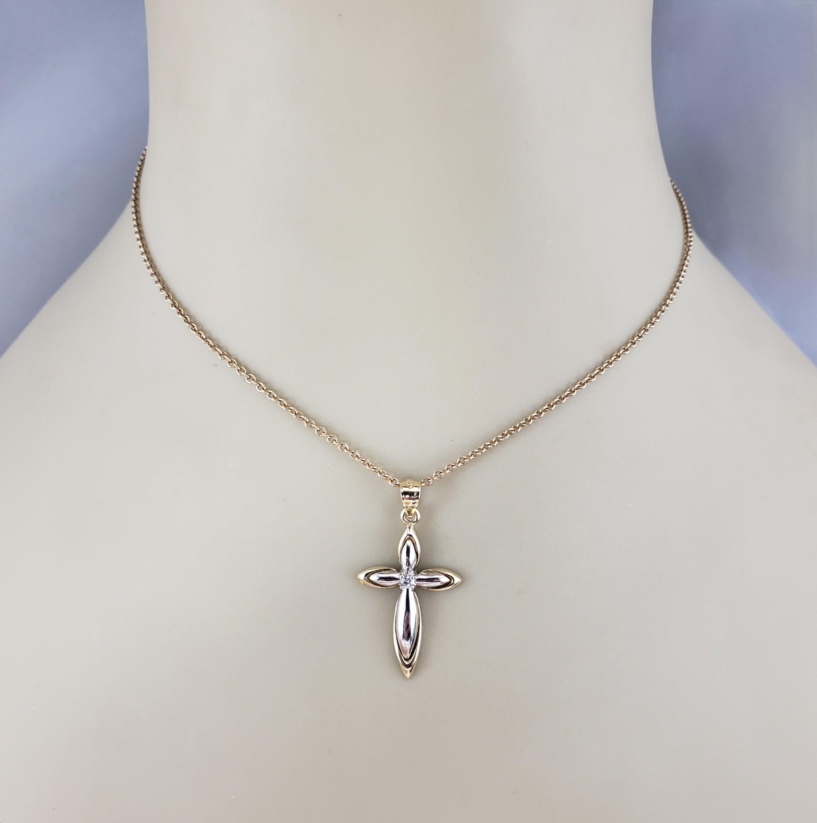 Pendentif croix en or bicolore 14 carats et diamants n°17419 en vente 2