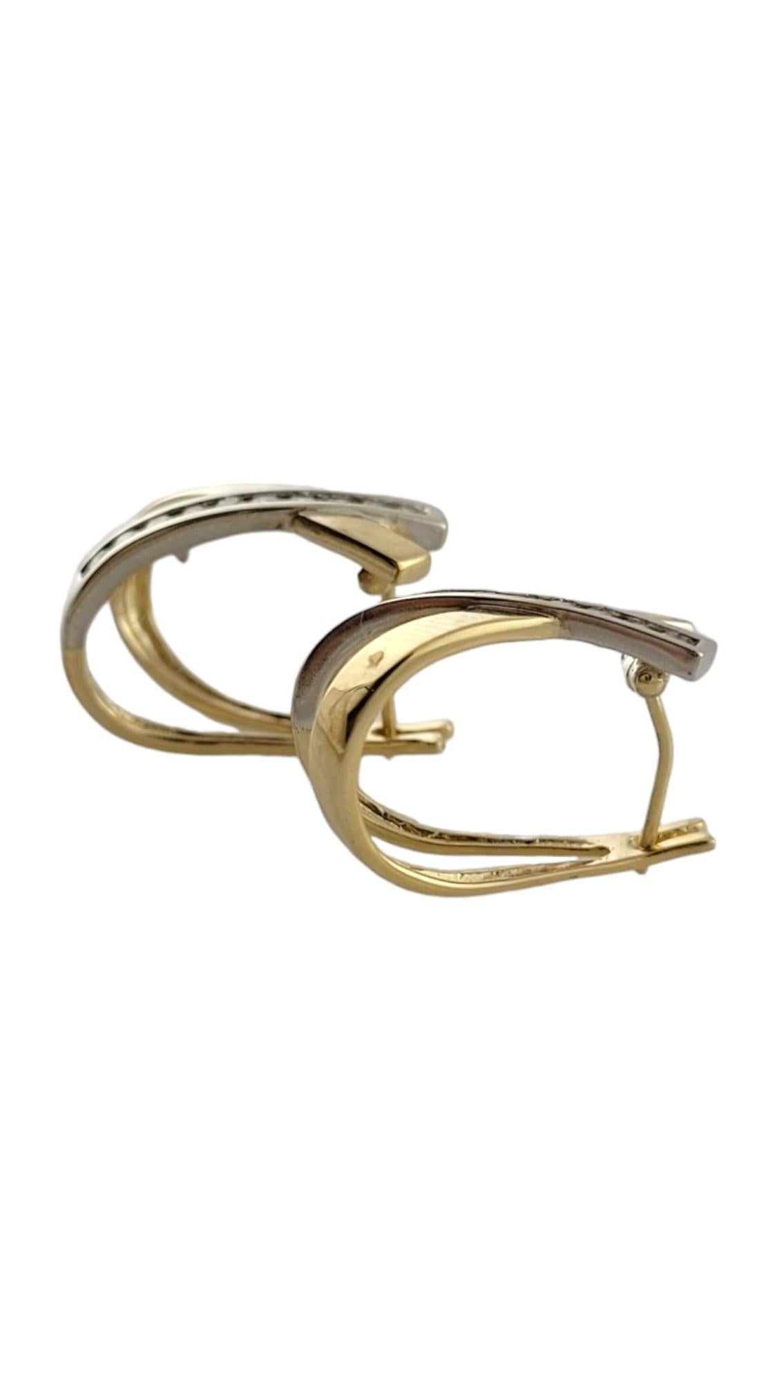 14 Karat zweifarbiges Gold und Diamant-Crossover-X-Ohrringe

Diese eleganten Ohrringe sind mit je 10 runden Diamanten im Brillantschliff besetzt und in klassisches 14-karätiges Weiß- und Gelbgold gefasst. Scharnierverschlüsse.

Ungefähres