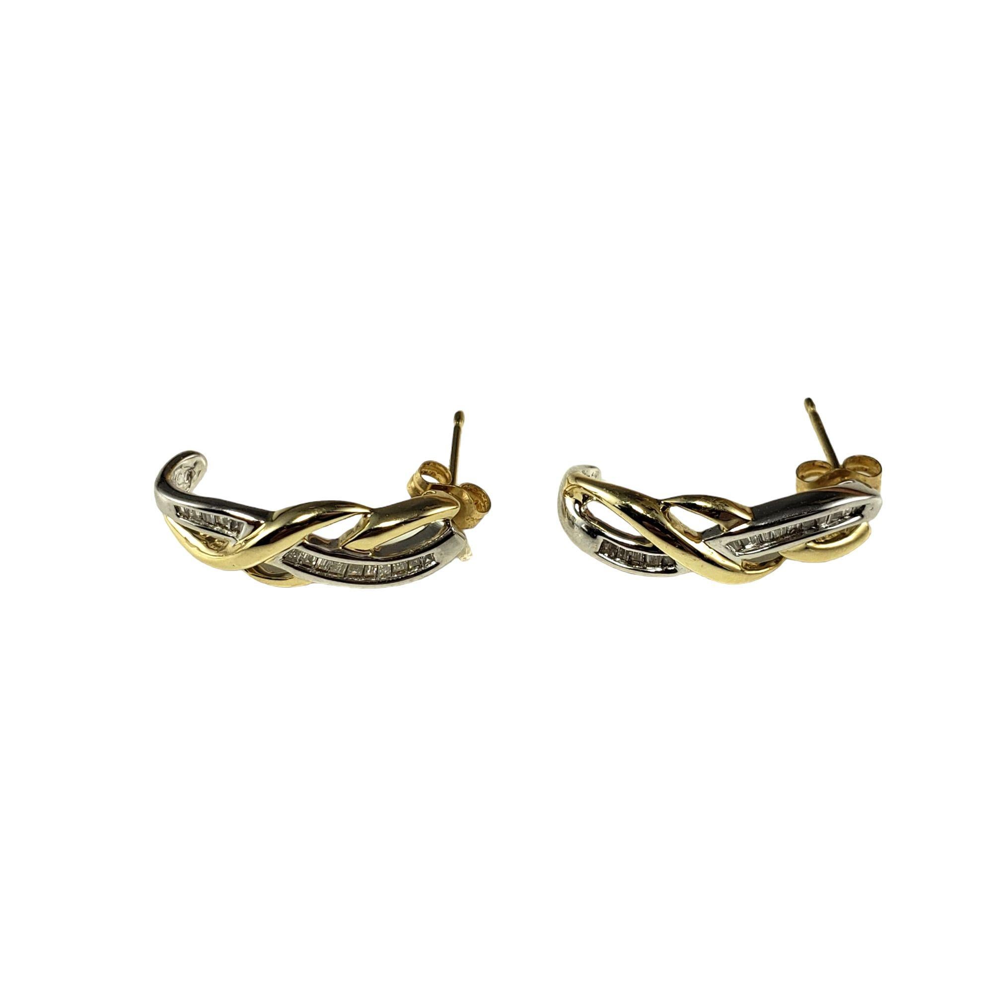 Vintage 14 Karat Zwei-Ton-Gold und Diamant-Ohrringe-

Diese funkelnden Ohrringe sind mit je 15 Baguette-Diamanten in klassischem 14-karätigem Gelb- und Weißgold gefasst.  Push-Back-Verschlüsse.

Ungefähres Gesamtgewicht der Diamanten:  .30