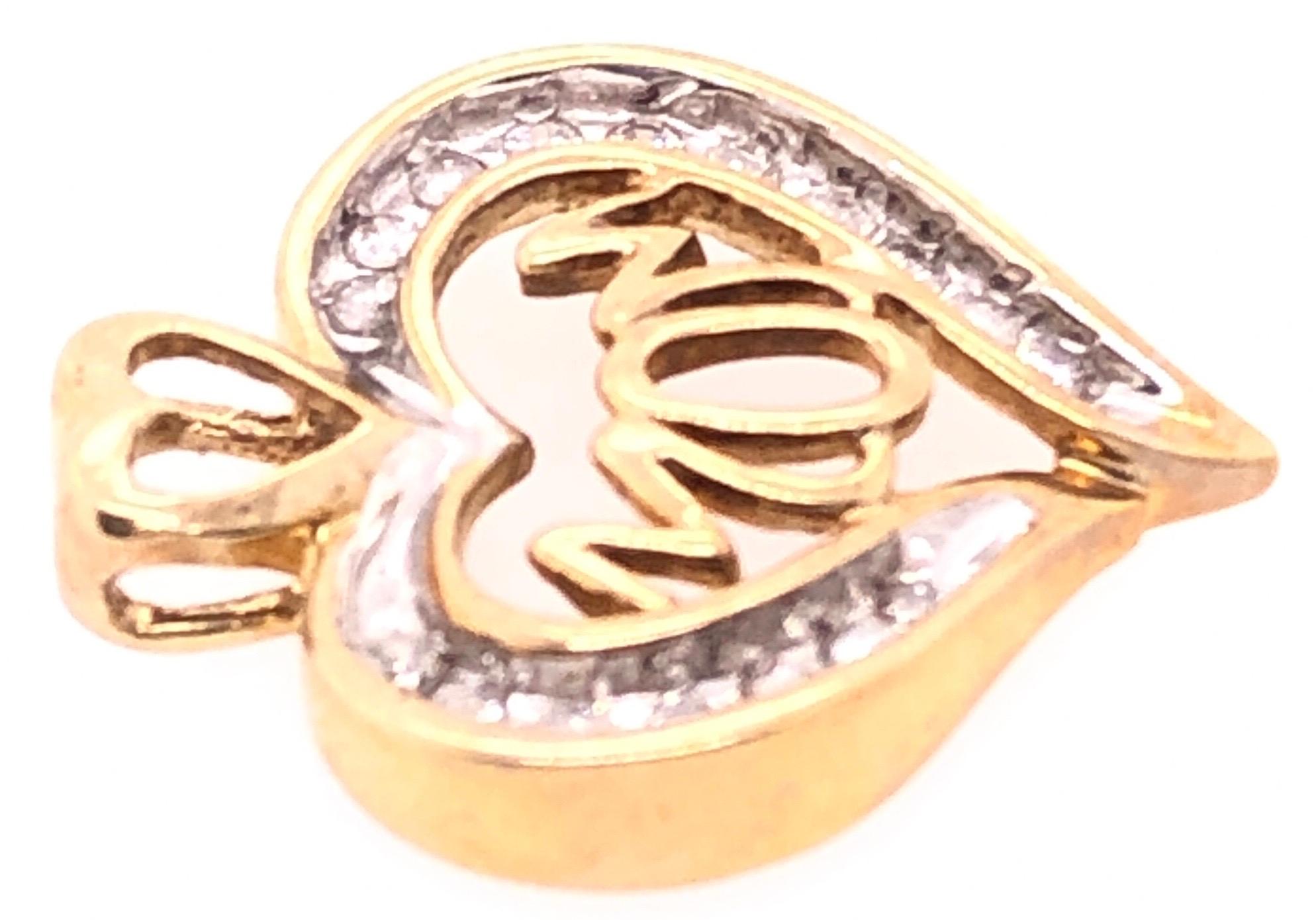 Contemporain Pendentif breloque en forme de cœur en or bicolore 14 carats et diamants avec centre MOM en vente