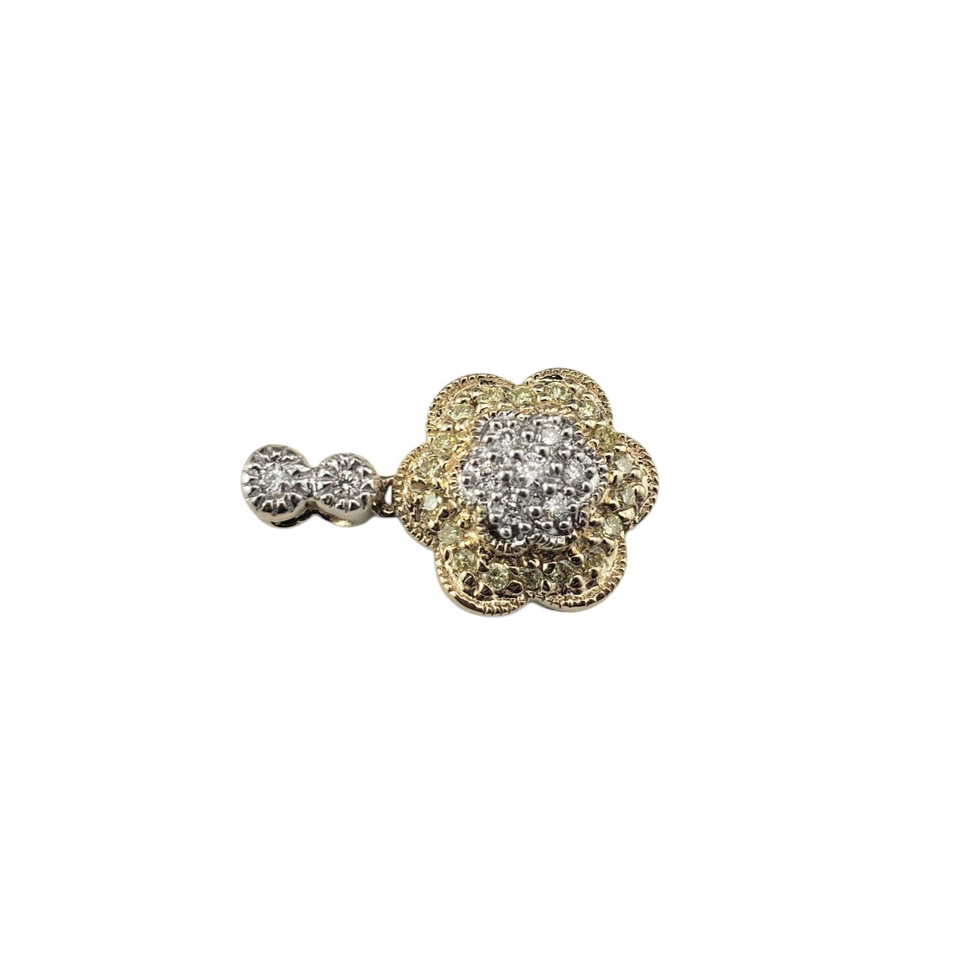 Ciondolo con fiore di diamante in oro 14 carati a due toni.

Questo splendido ciondolo dal design floreale è caratterizzato da una montatura bicolore in oro giallo e bianco 14K ornata da un totale di 27 diamanti. Il centro e la base scintillano con