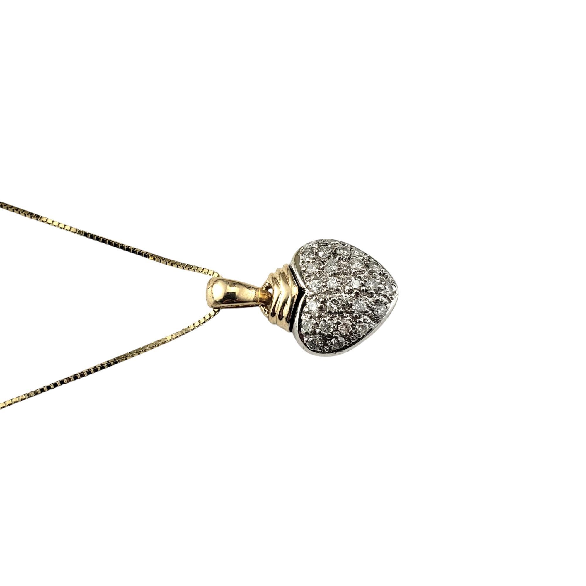 Collier en or bicolore 14K avec pendentif en forme de coeur en diamant.

Ce pendentif exquis en forme de cœur en or 14 carats est orné de 25 diamants ronds de taille brillant méticuleusement sertis pour en rehausser l'éclat. Ce collier est suspendu