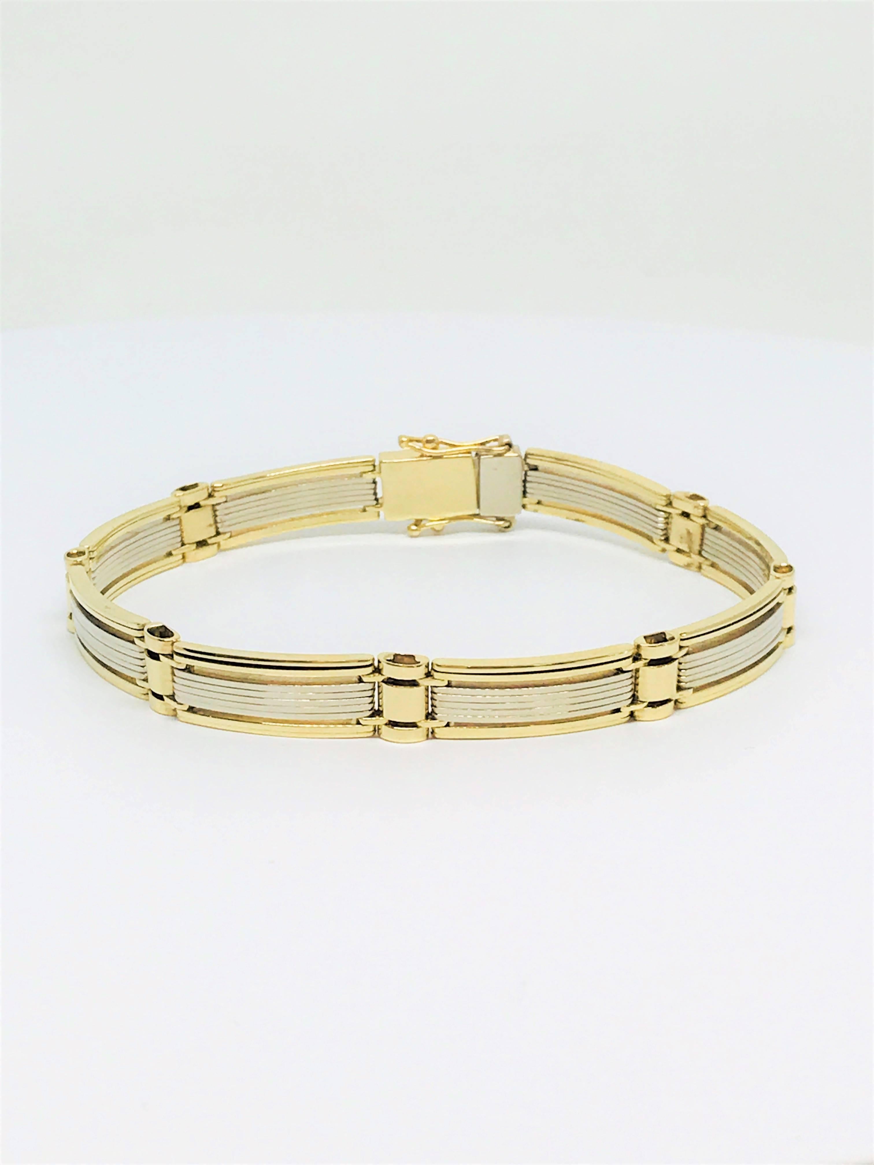 Solid link 14k Two Tone Gent's Flat Link Bracelet. Masculine and stylish. Solid links.
Length is 8.25 inches
Weight is 29.3 grams
Hallmarked - 14K JMD