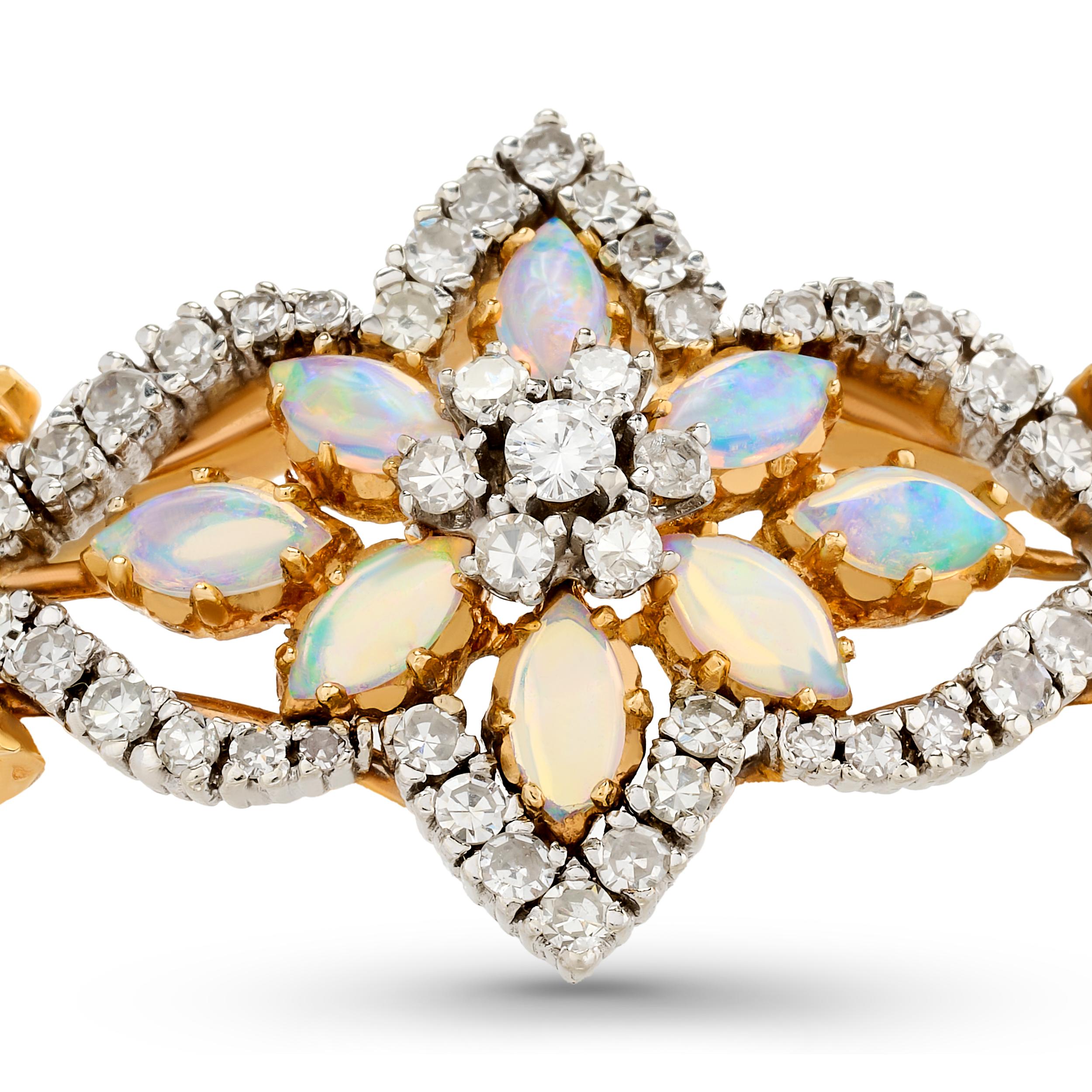 Délicat bracelet en or blanc 14k, plaqué en or jaune, présentant un motif floral central composé d'opales taillées en marquise et de diamants ronds, flanqué de bandes accentuées de diamants.

14 opales marquises
69 diamants ronds de taille unique