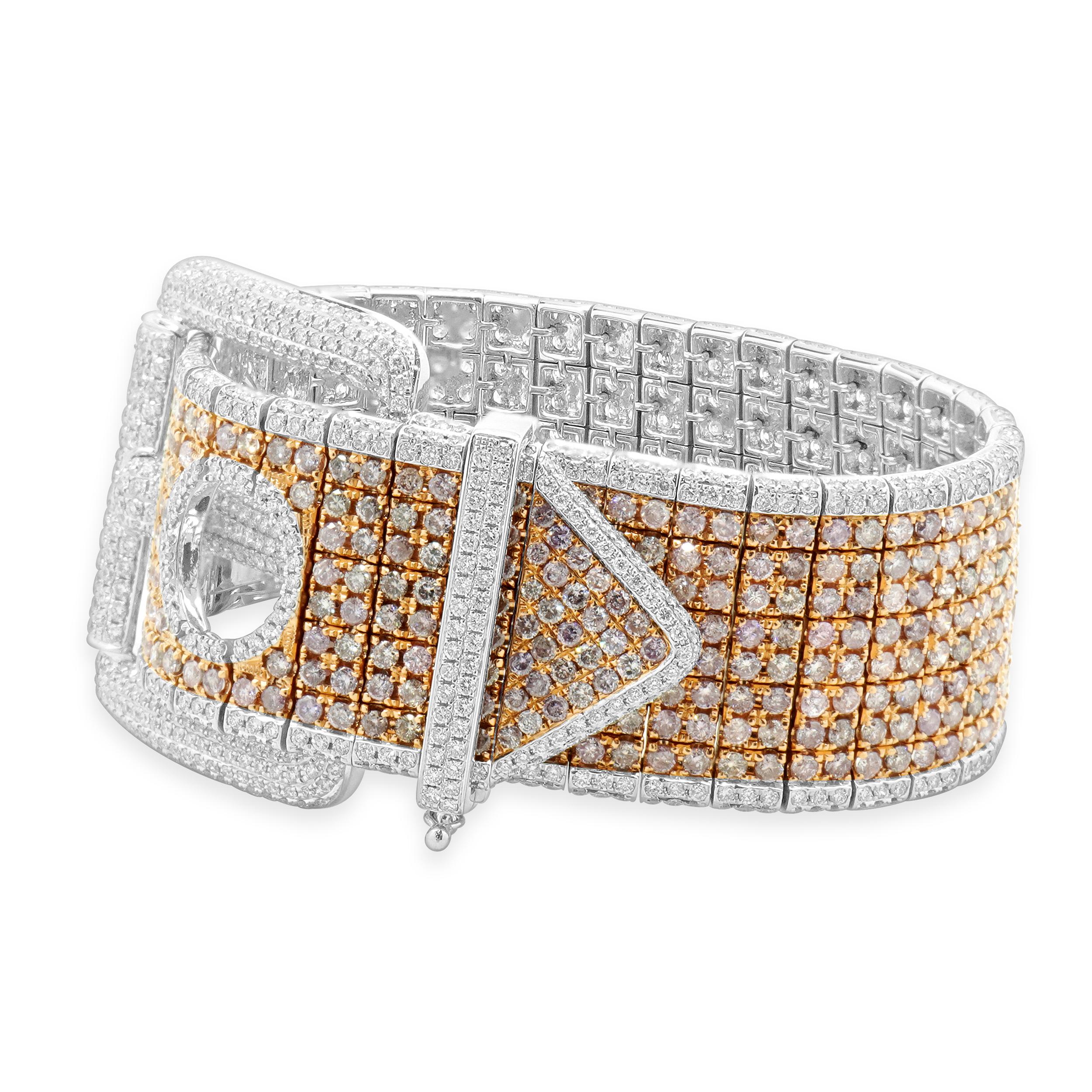 Diseñador: diseño personalizado
Material: Oro de dos tonos de 14 quilates
Diamante: 1038 talla brillante redonda = 8,64ctw
Color: G
Claridad: VS-SI1
Diamantes: 588 diamantes brillantes redondos de color rosa = 20,31 ctw
Dimensiones: la pulsera se
