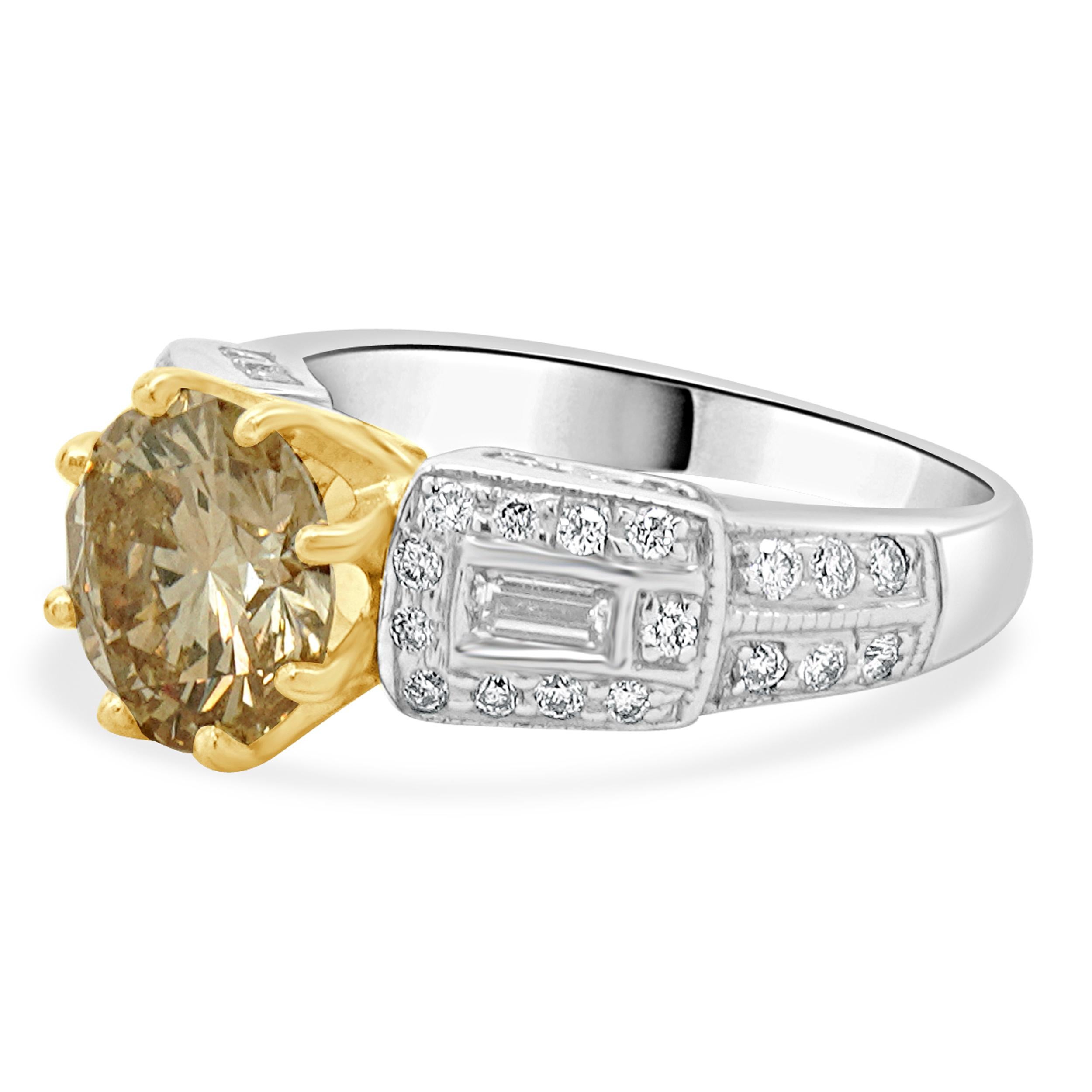 Designer: kundenspezifisch
MATERIAL: 14k zweifarbig
Zentraler Diamant: 1 runder Brillantschliff = 2,20ct
Farbe: champagner
Klarheit: I1
Diamanten: 48 im Rund- und Baguetteschliff = 0,94cttw
Farbe : H / I
Klarheit: SI1-2
Größe: 6,25
Gewicht: 5.80