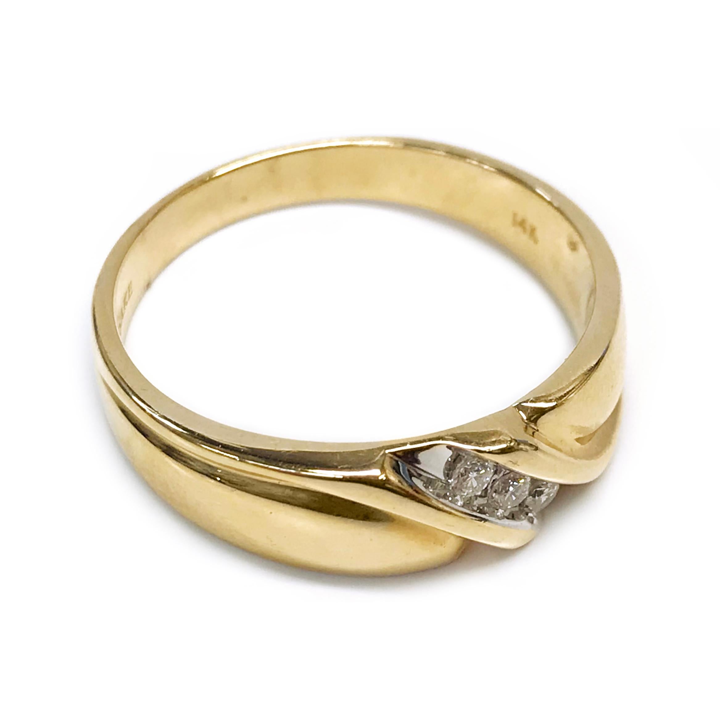 Moderno Anello 14 carati bicolore con tre diamanti in vendita