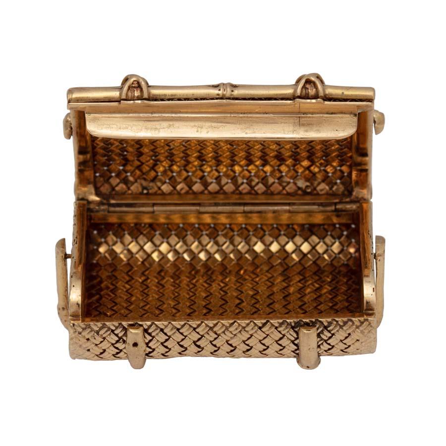 14 Karat Van Cleef and Arpels, New York Basket-Weave Pill Box. 

This exceptional pillbox is useful, discrete and chic.
Dimensions: 42x30x19mm
Weight: +/- 41 grams 