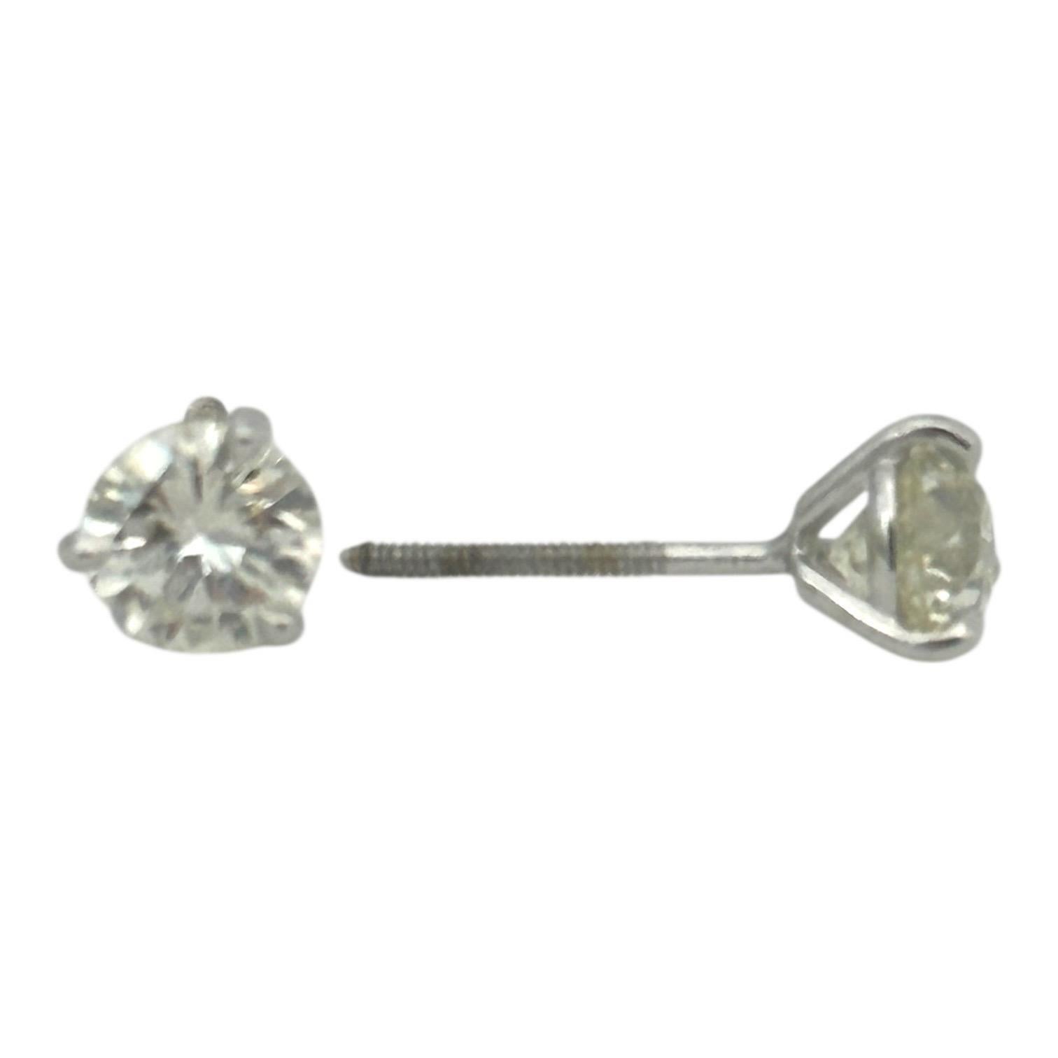 R�éalisées en or blanc 14 carats, ces boucles d'oreilles Stud Martini mettent en valeur un superbe diamant naturel de 1,22 carat. La conception à trois branches et à vis garantit un port sûr et confortable, ce qui les rend parfaits pour toutes les