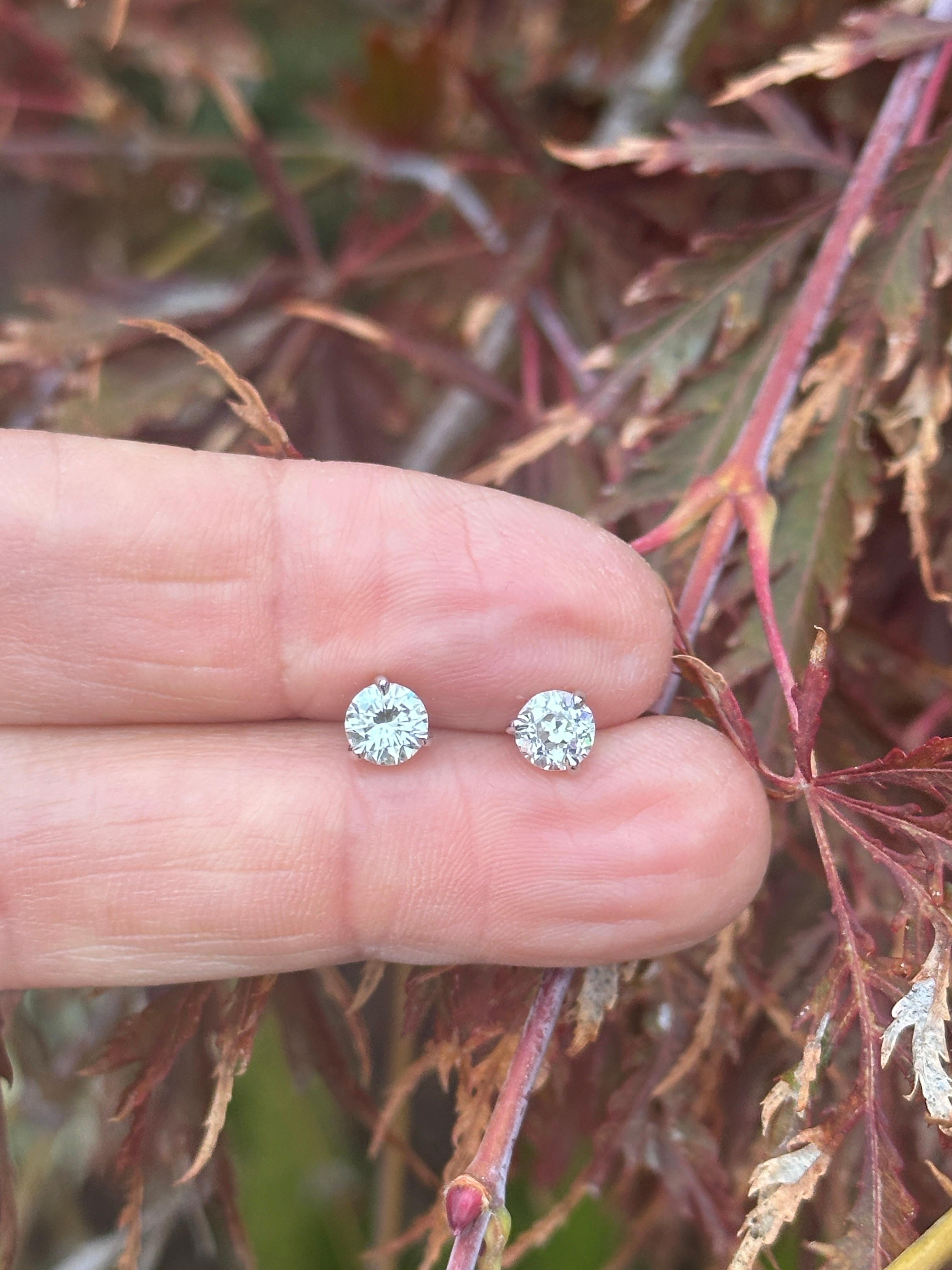 Boucles d'oreilles Martini à vis en diamant naturel de 1,22 carat et blanc de 14 carats Bon état - En vente à Laguna Hills, CA