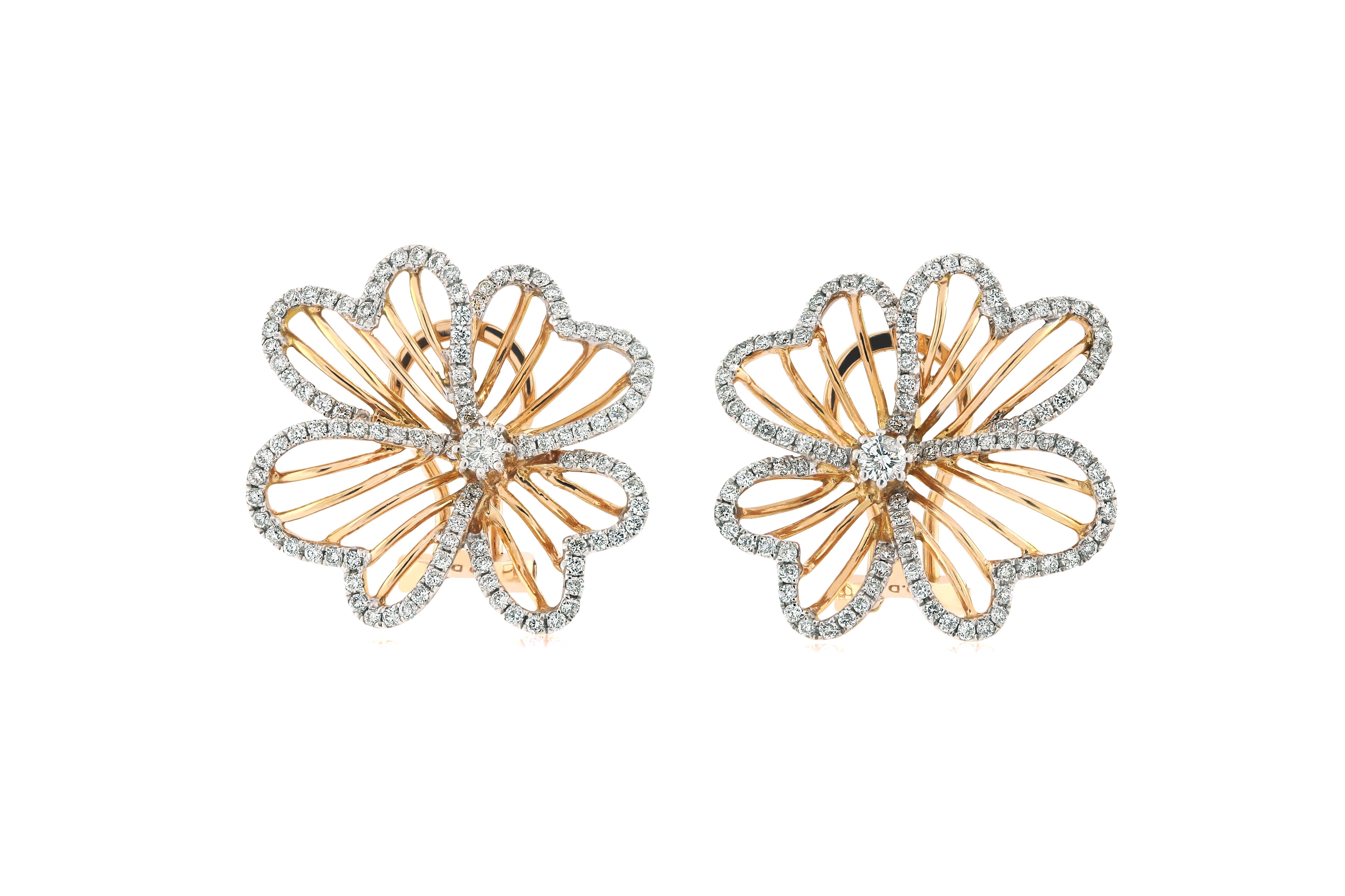 Questi orecchini a fiore in oro bianco e rosa 14K presentano 1 carato di diamanti. Sono per orecchie forate con una combinazione di perno e clip posteriore.