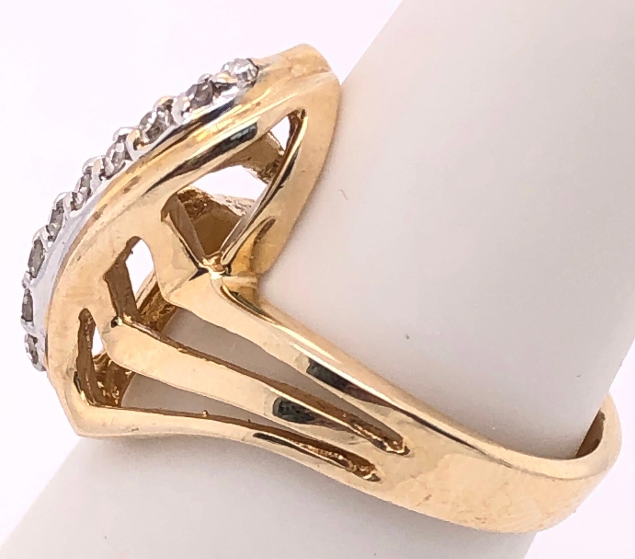 Taglio rotondo Anello contemporaneo a forma libera in oro bianco e giallo 14 carati e diamanti in vendita