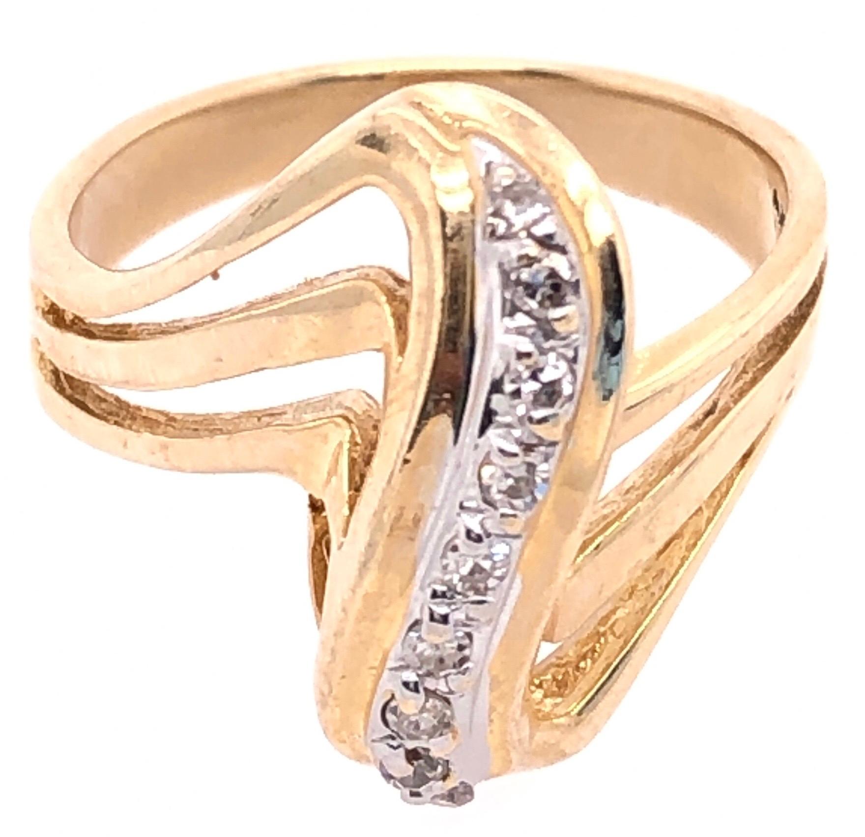 Anello contemporaneo a forma libera in oro bianco e giallo 14 carati e diamanti In condizioni buone in vendita a Manhasset, NY