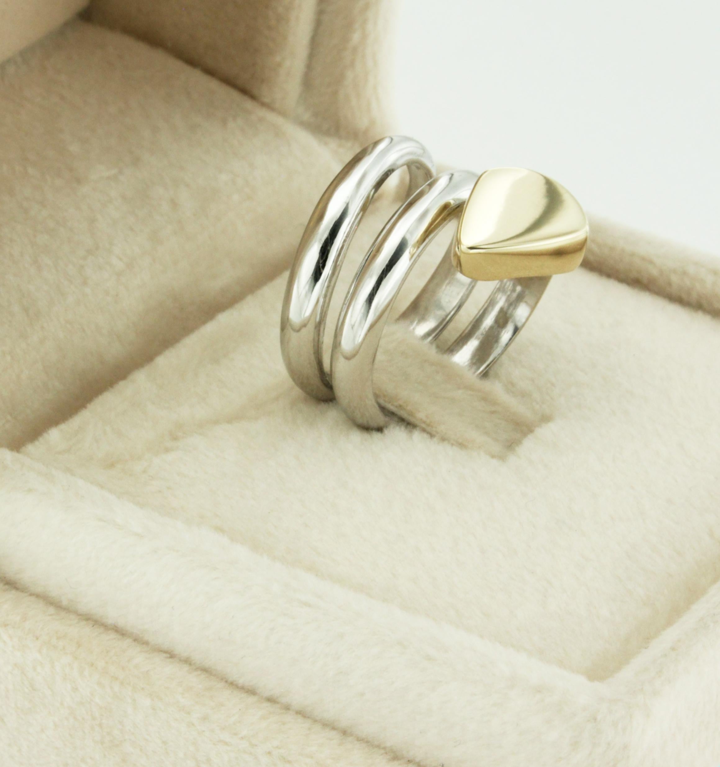 Incroyable bague cocktail en or blanc et jaune 14 carats fabriquée en Italie Unisexe en vente