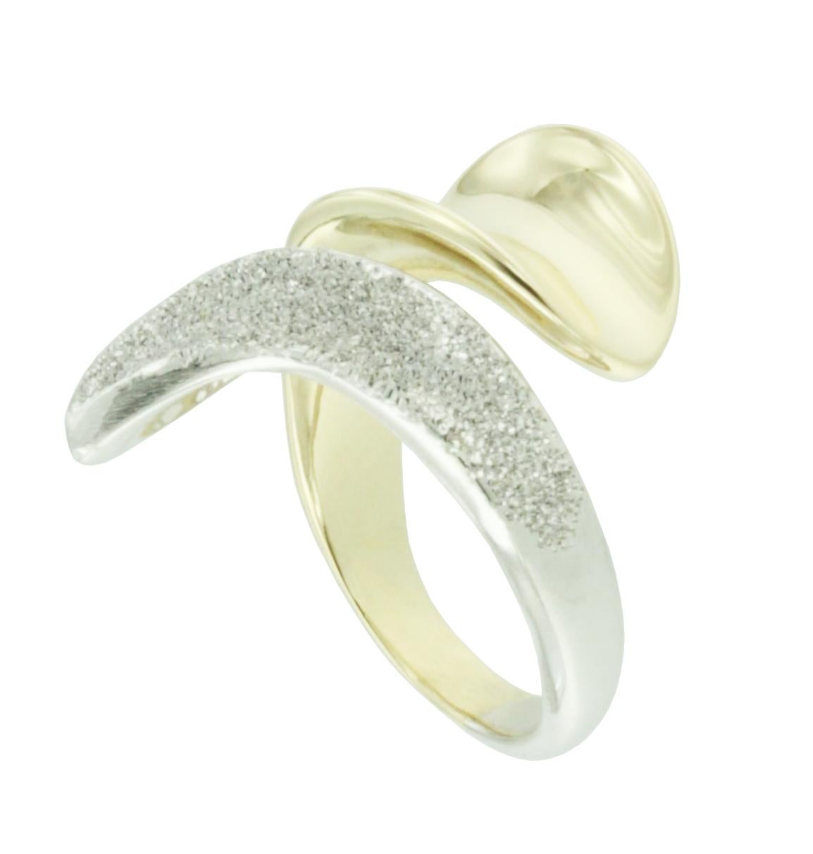 Modernes 14-karätiges Weiß- und Gelbgold, hergestellt in Italien  Ring für Damen oder Herren im Angebot