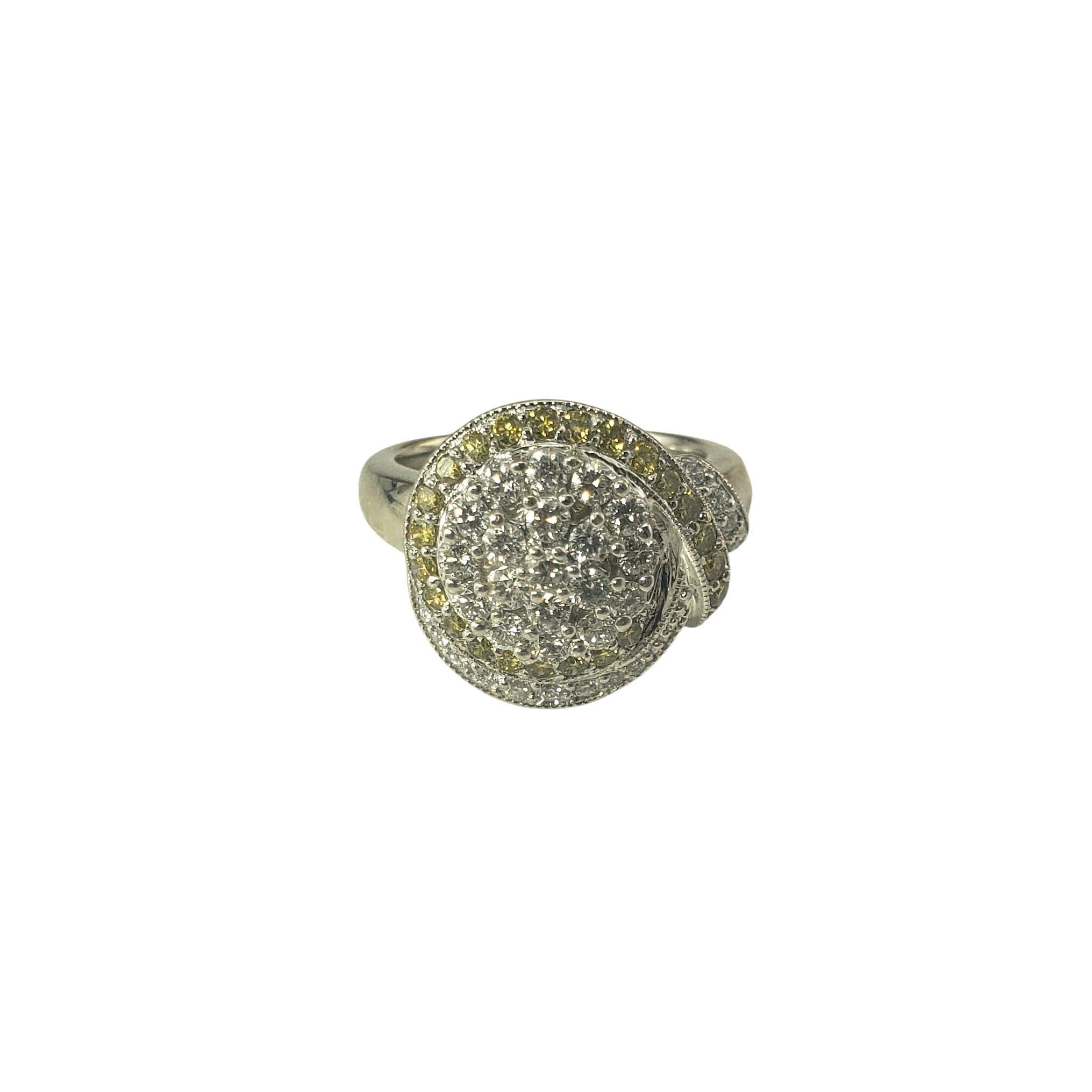 Bague en or blanc 14 carats à diamants jaunes et blancs Taille 5

Cette bague en or blanc 14 carats est d'une brillance éclatante et d'un design élégant. Au centre se trouve une éblouissante grappe de 33 diamants ronds de taille brillant, accentuée