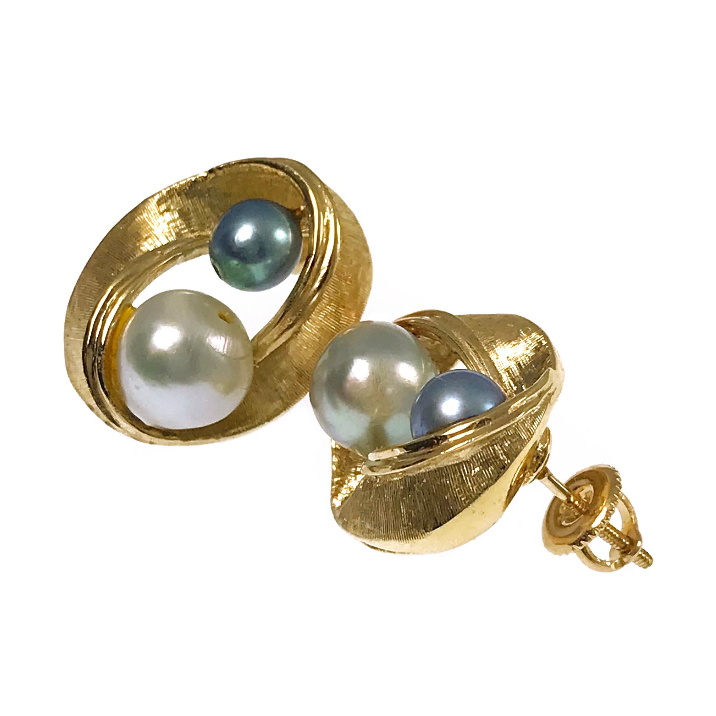 Rétro Boucles d'oreilles tourbillon en perles blanches, bleues et grises 14 carats en vente