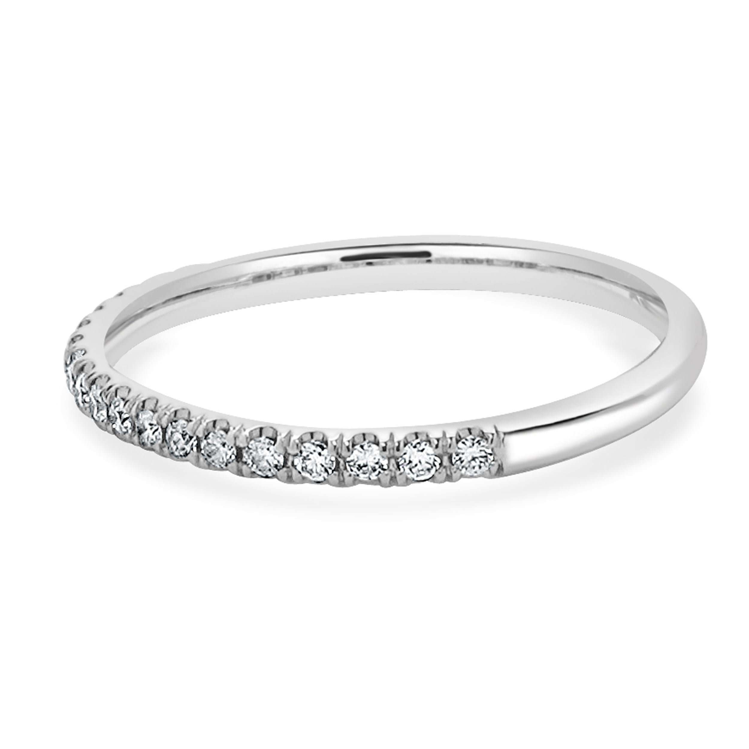 Designer: kundenspezifisch
MATERIAL: 14k Weißgold
Diamant: 22 runde Diamanten im Brillantschliff = 0,22cttw
Farbe: H
Klarheit: SI1
Ringgröße: 5.5 (bitte erlauben Sie zwei zusätzliche Versandtage für Größenanfragen)
Abmessungen: Die Ringspitze ist