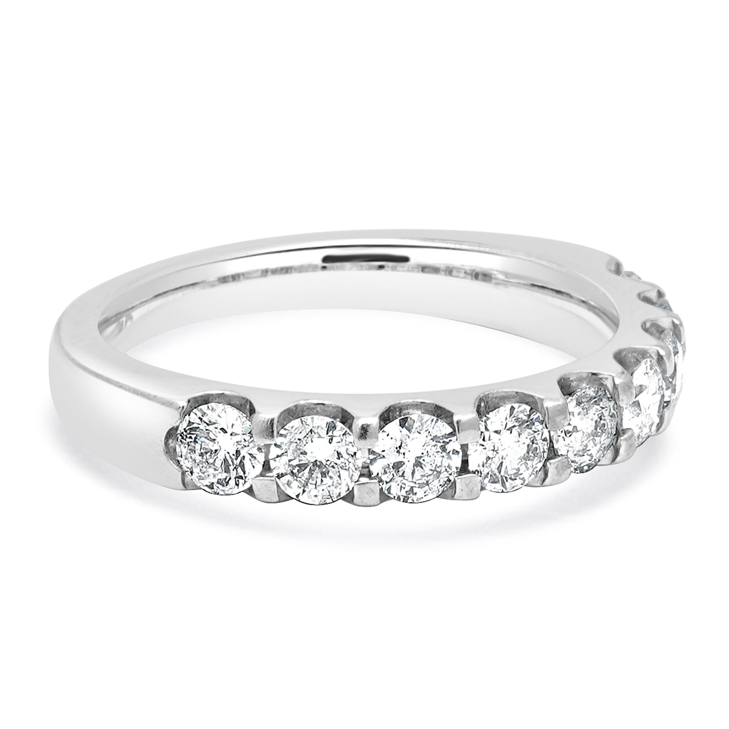 14 Karat Weiß Diamant Gemeinsame Pronged Jahrestag Band (Rundschliff) im Angebot