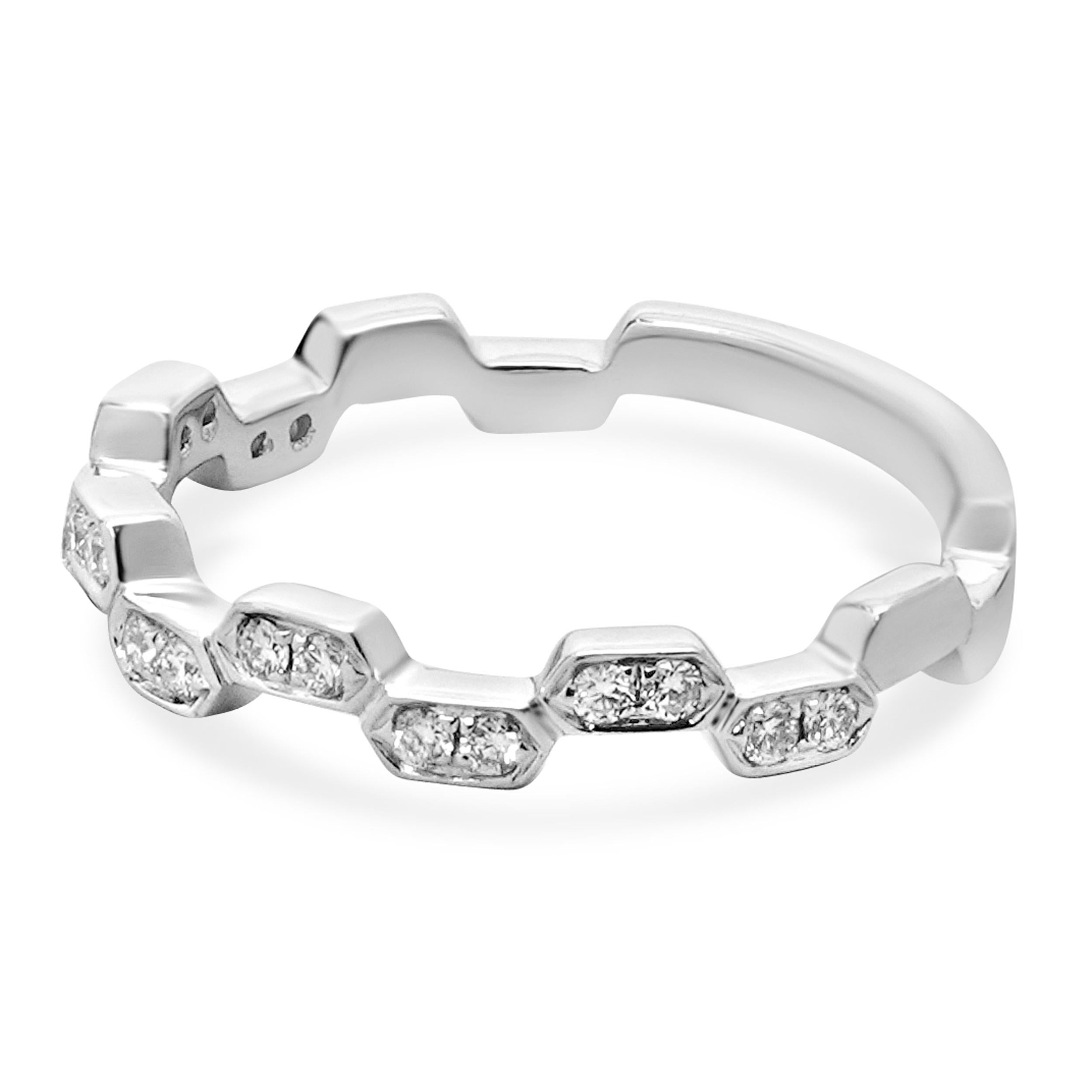 14 Karat White Diamond Station Band In Excellent Condition For Sale In Scottsdale, AZ