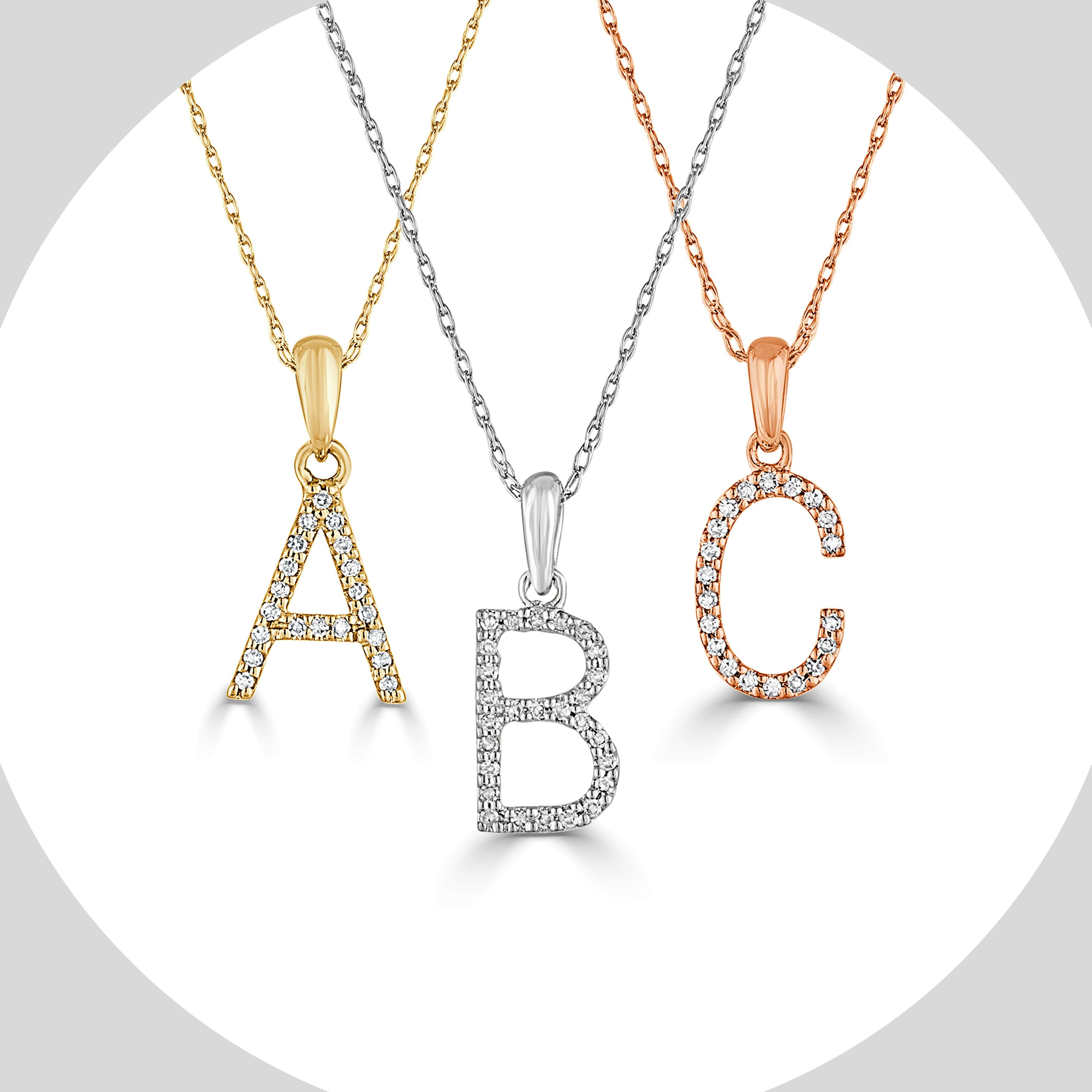 Contemporaneo Collana con ciondolo con iniziale di diamante in oro bianco 14 carati da 0,06 carati in vendita
