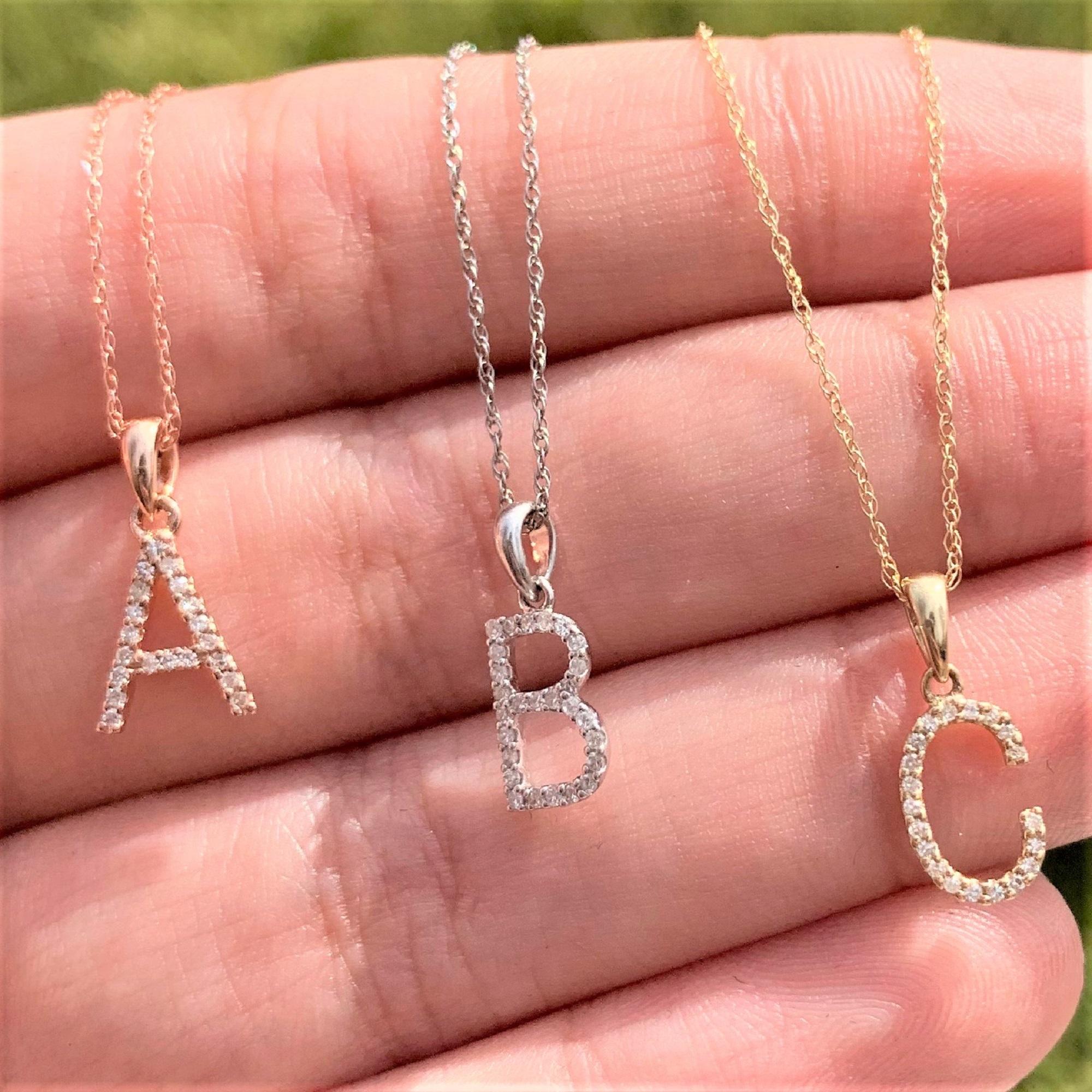 Taglio singolo Collana con ciondolo con iniziale di diamante in oro bianco 14 carati da 0,06 carati in vendita