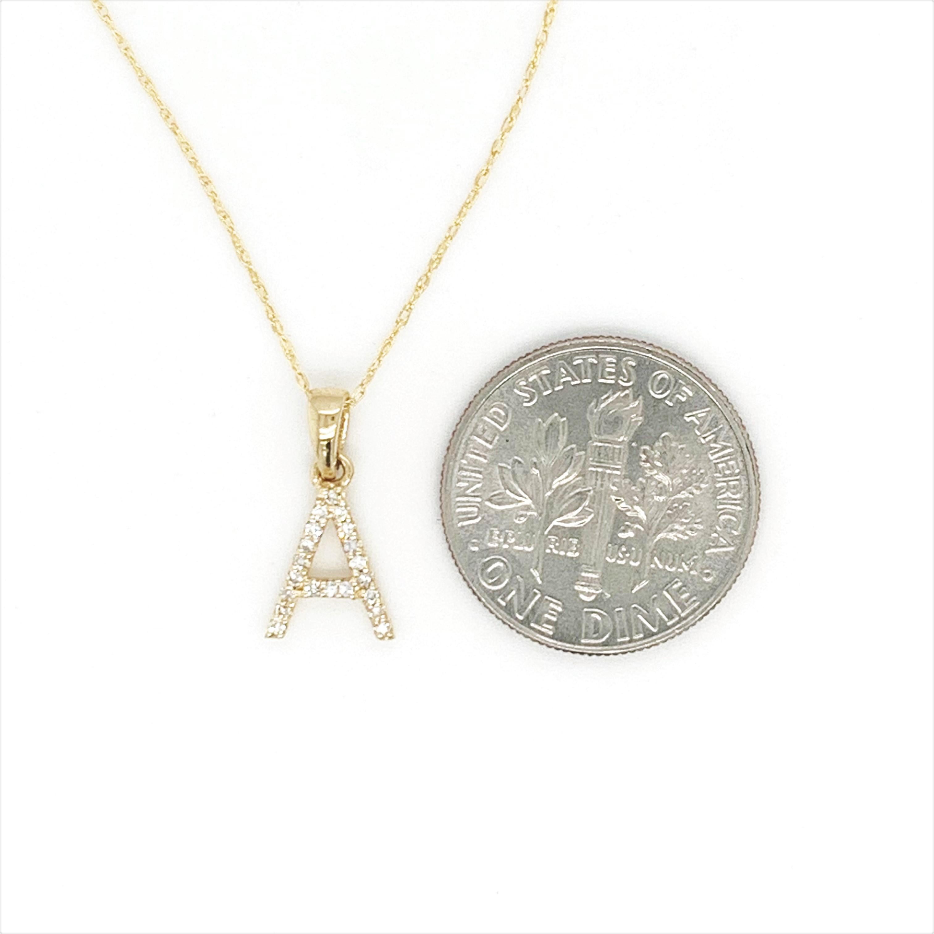 Collana con ciondolo con iniziale di diamante in oro bianco 14 carati da 0,06 carati In condizioni Nuovo in vendita a Great neck, NY