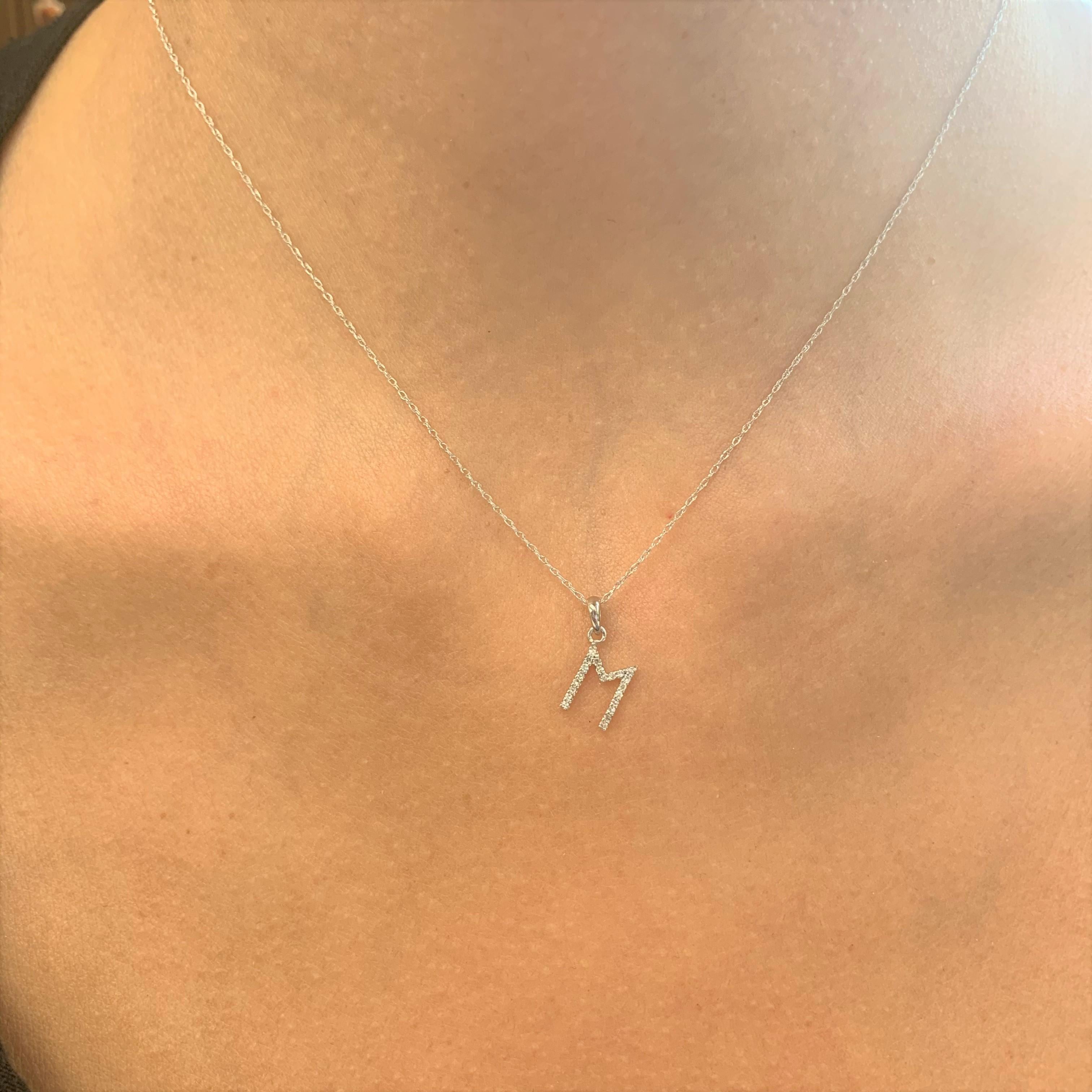 14 Karat Weißgold 0,06 Karat Diamant-Initial-Anhänger-Halskette, Initial M im Zustand „Neu“ im Angebot in Great neck, NY