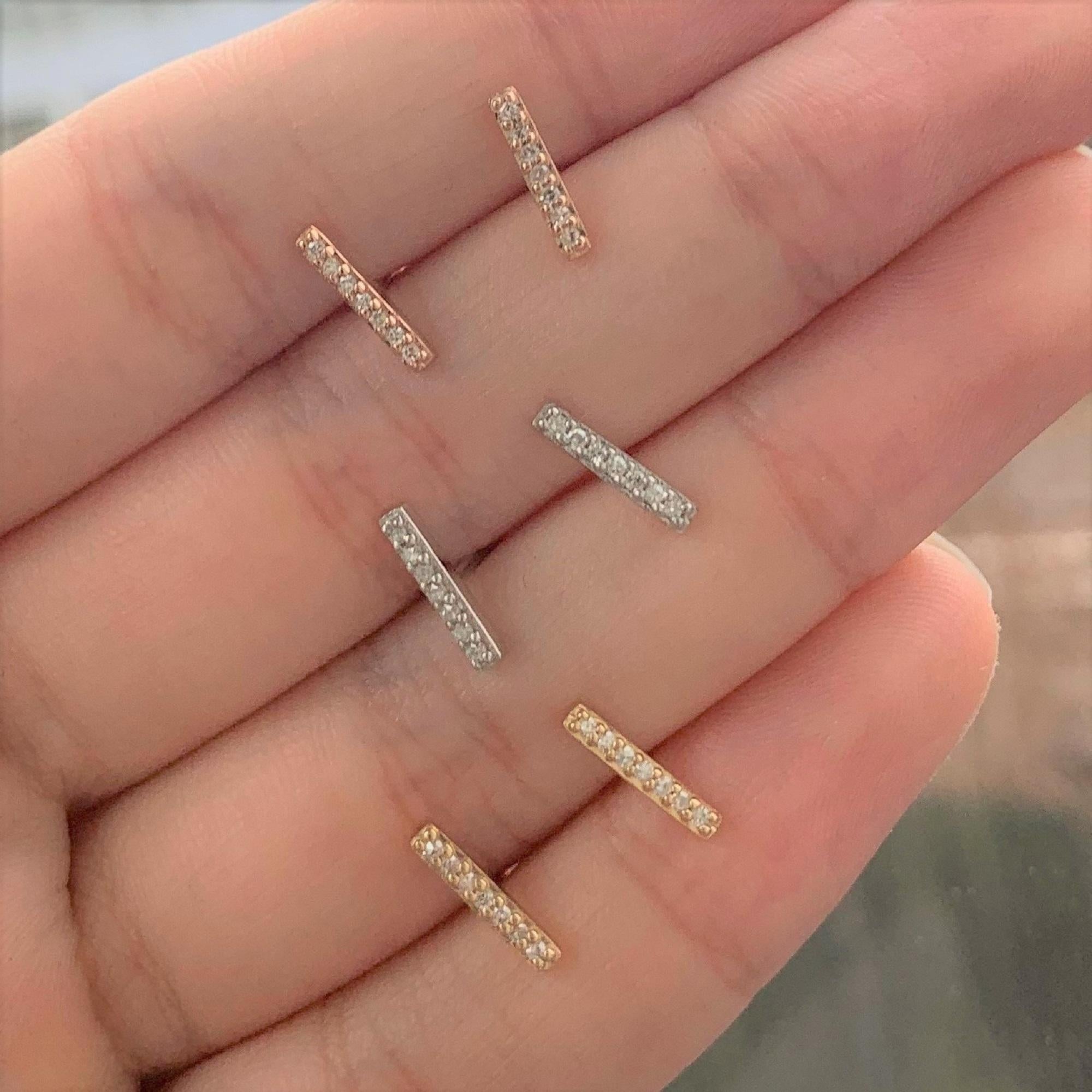Classici, splendidi e comodi da indossare ogni giorno, gli orecchini con perno di diamante! È un'aggiunta perfetta alla tua collezione di gioielli o un regalo a qualcuno di caro per le feste! Realizzato in oro 14k con 14 diamanti naturali rotondi e