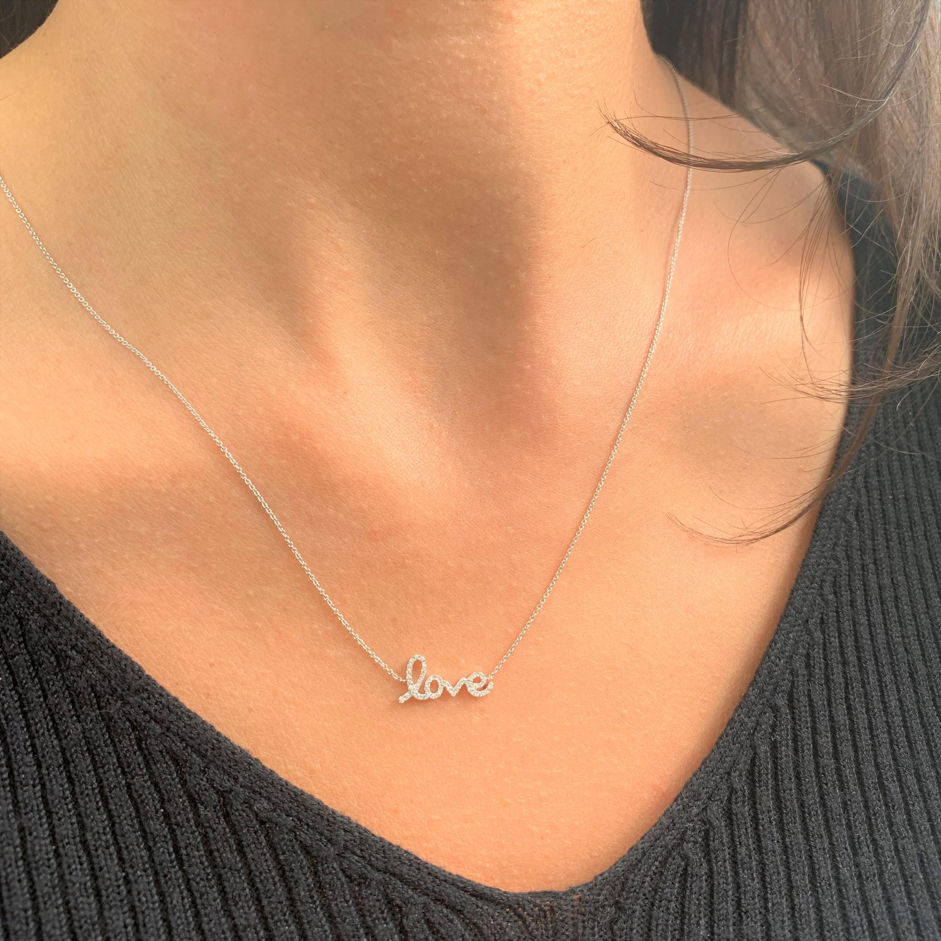 Taille ronde Collier d'amour script en or blanc 14 carats avec diamants 0,11 carat en vente