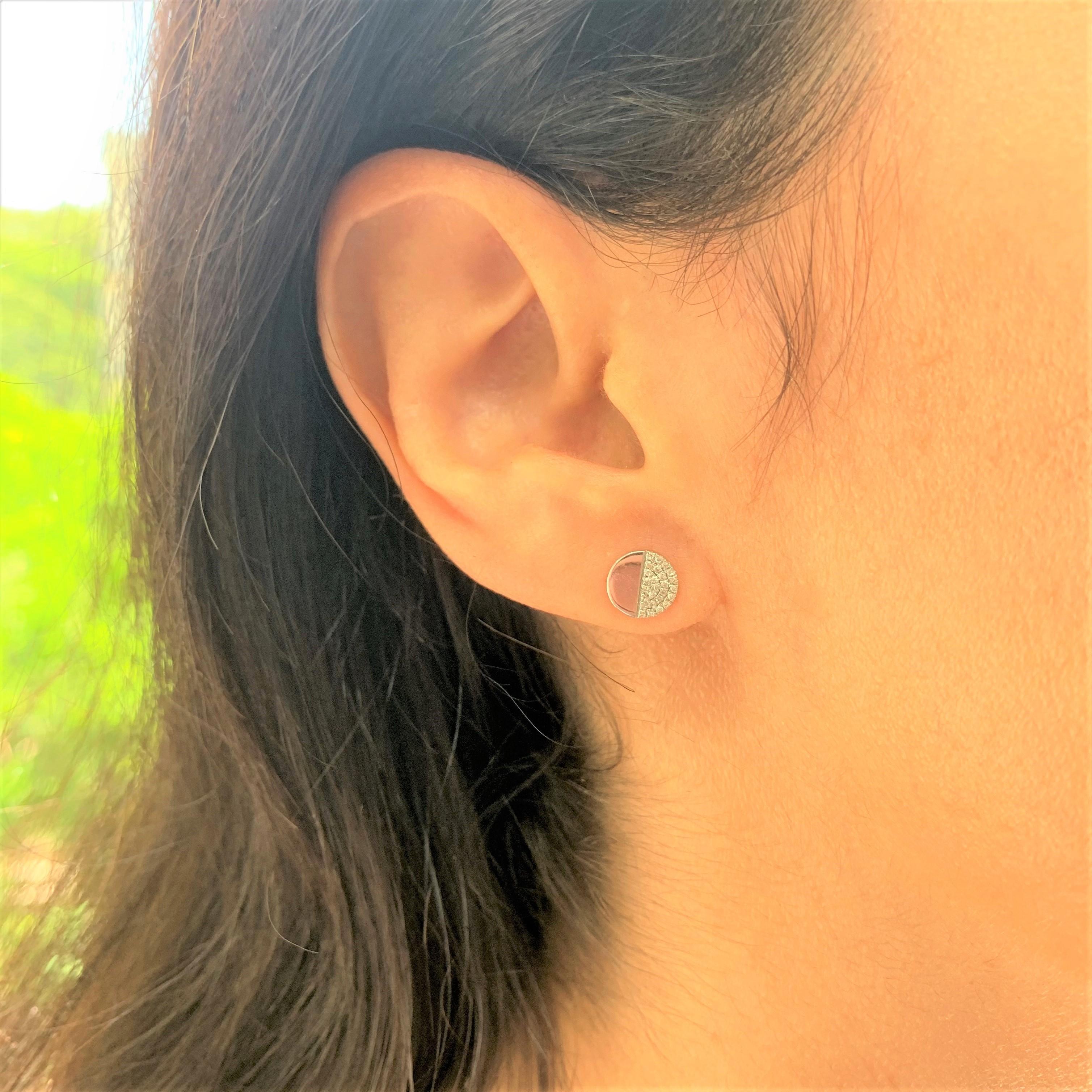 Orecchini a perno con disco di diamanti in oro bianco 14 carati da 0,14 carati In condizioni Nuovo in vendita a Great neck, NY