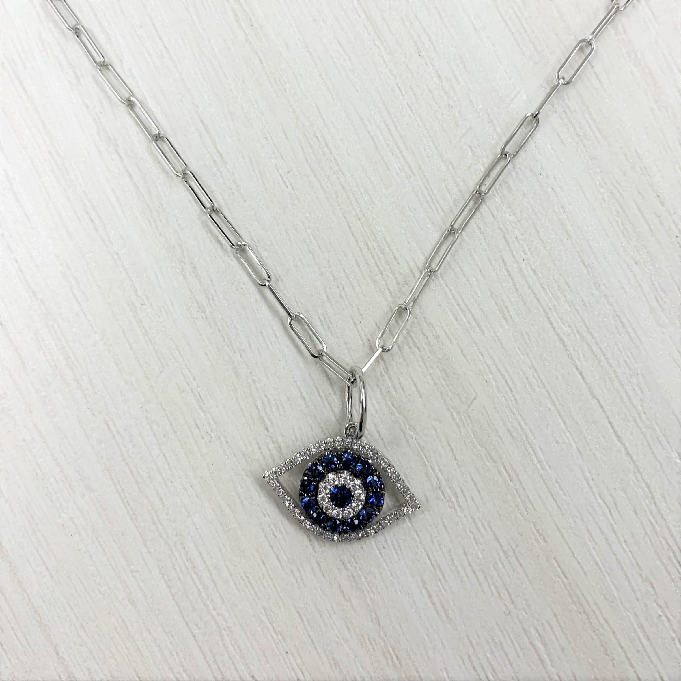 Realizzato per ispirarti forza e protezione, questo simbolo del malocchio rende ogni giorno il tuo giorno fortunato! Realizzata in oro bianco 14 carati, questa collana presenta 0,18 carati di diamanti bianchi naturali rotondi e 0,46 carati di