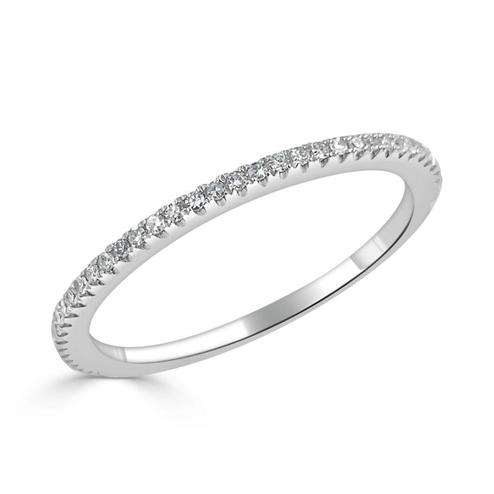 Dieser Ring ist ein Muss für die Schmuckgarderobe einer jeden Frau. Es ist eine zarte schöne und funkelnde Diamant stapelbar Ewigkeit Band. Dieses schlichte, elegante Schmuckstück besteht aus 14-karätigem Gold und ist mit 18 weißen Diamanten im