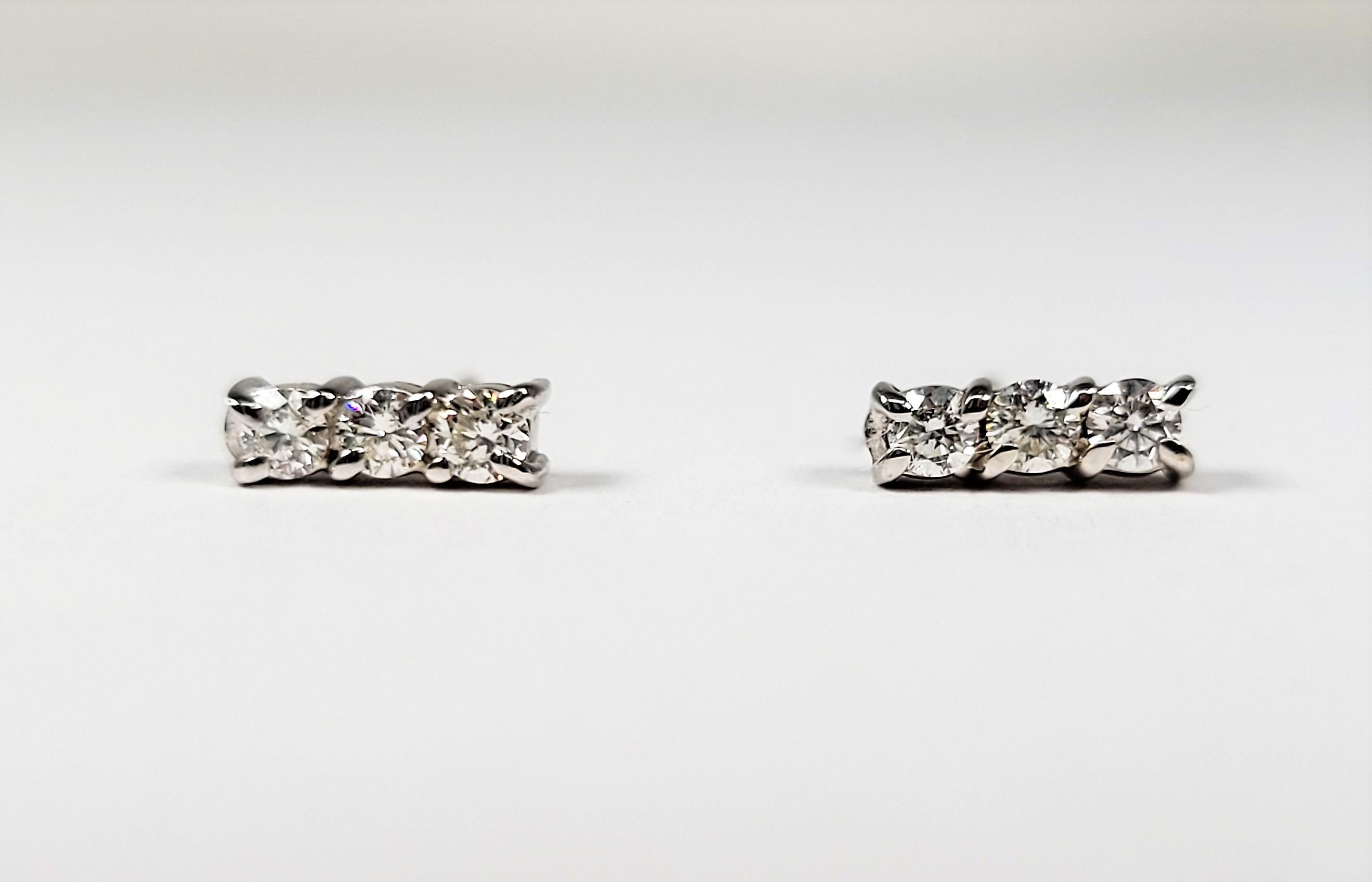 Boucles d'oreilles en or blanc 14 carats avec diamants de 0,24 carat en vente 1