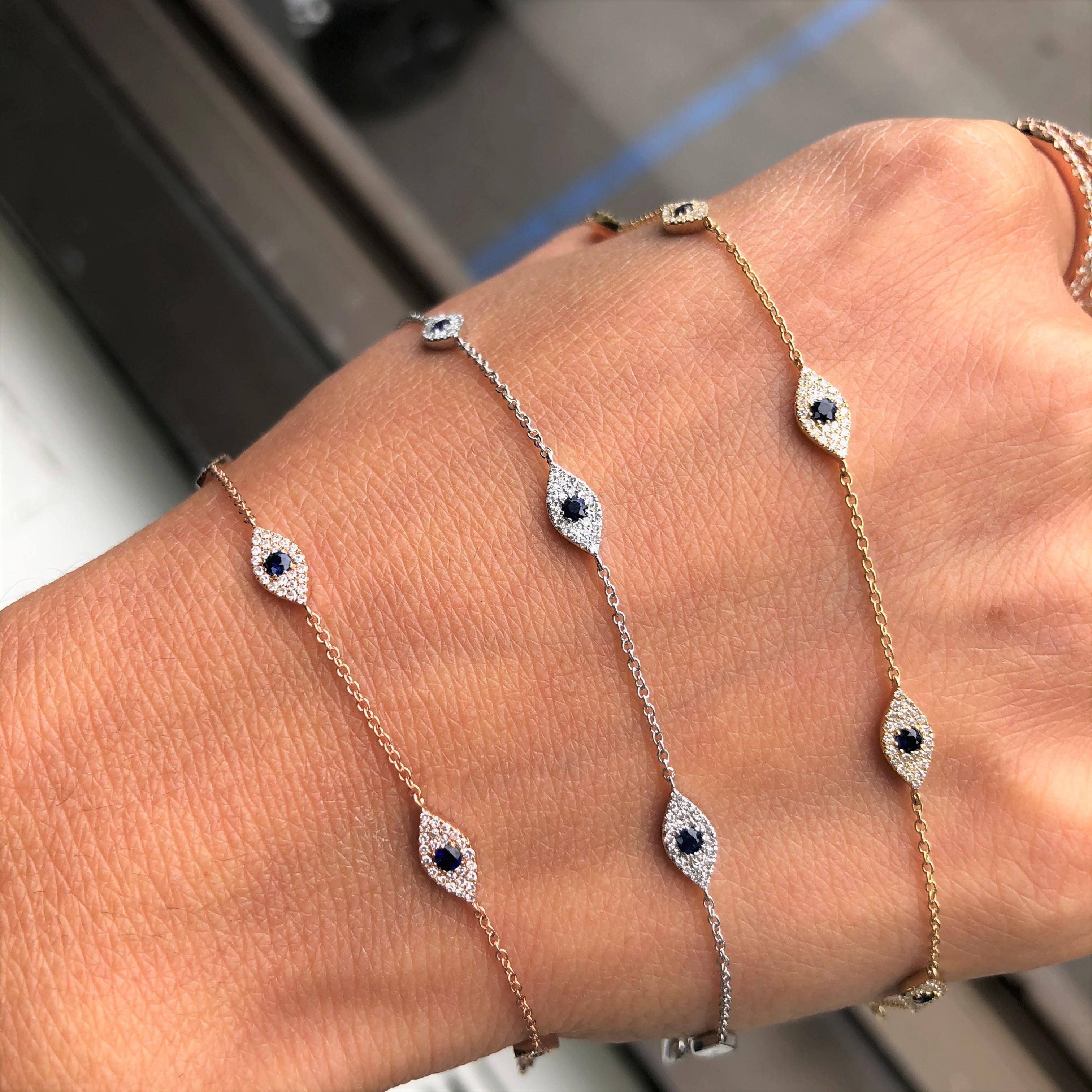 Ajoutez ce bracelet stationnaire Evil Eye à votre look ! Fabriqué en or 14 carats, avec 0,26 ct de diamants naturels ronds et brillants et 0,27 ct de saphirs bleus brillants. Couleur et clarté du diamant GH-SI1-SI2.  Le bracelet est réglable jusqu'à