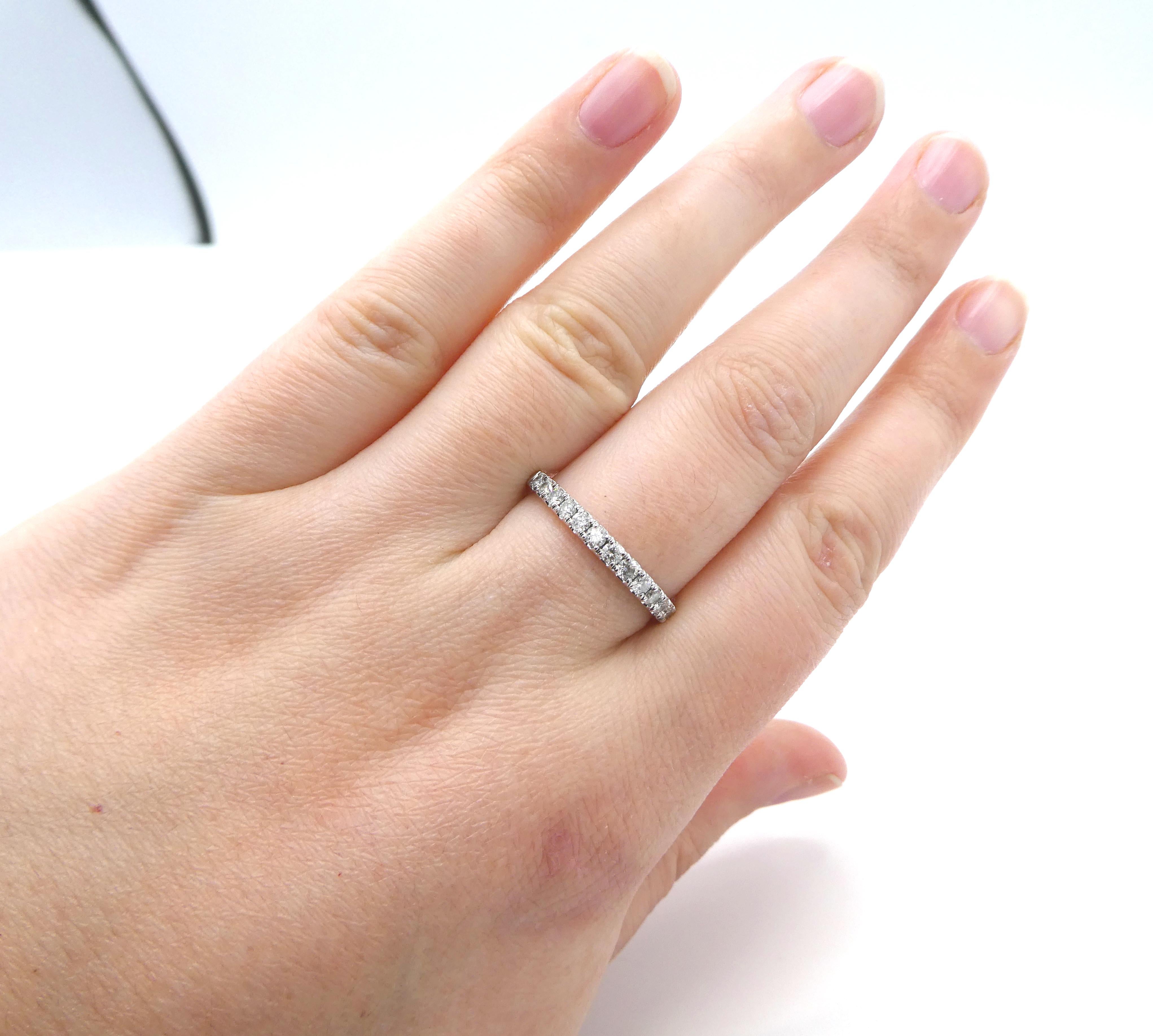 Women's 14 Karat White Gold 0.33ctw Round Brilliant Cut Natural Diamond Band Ring For Sale