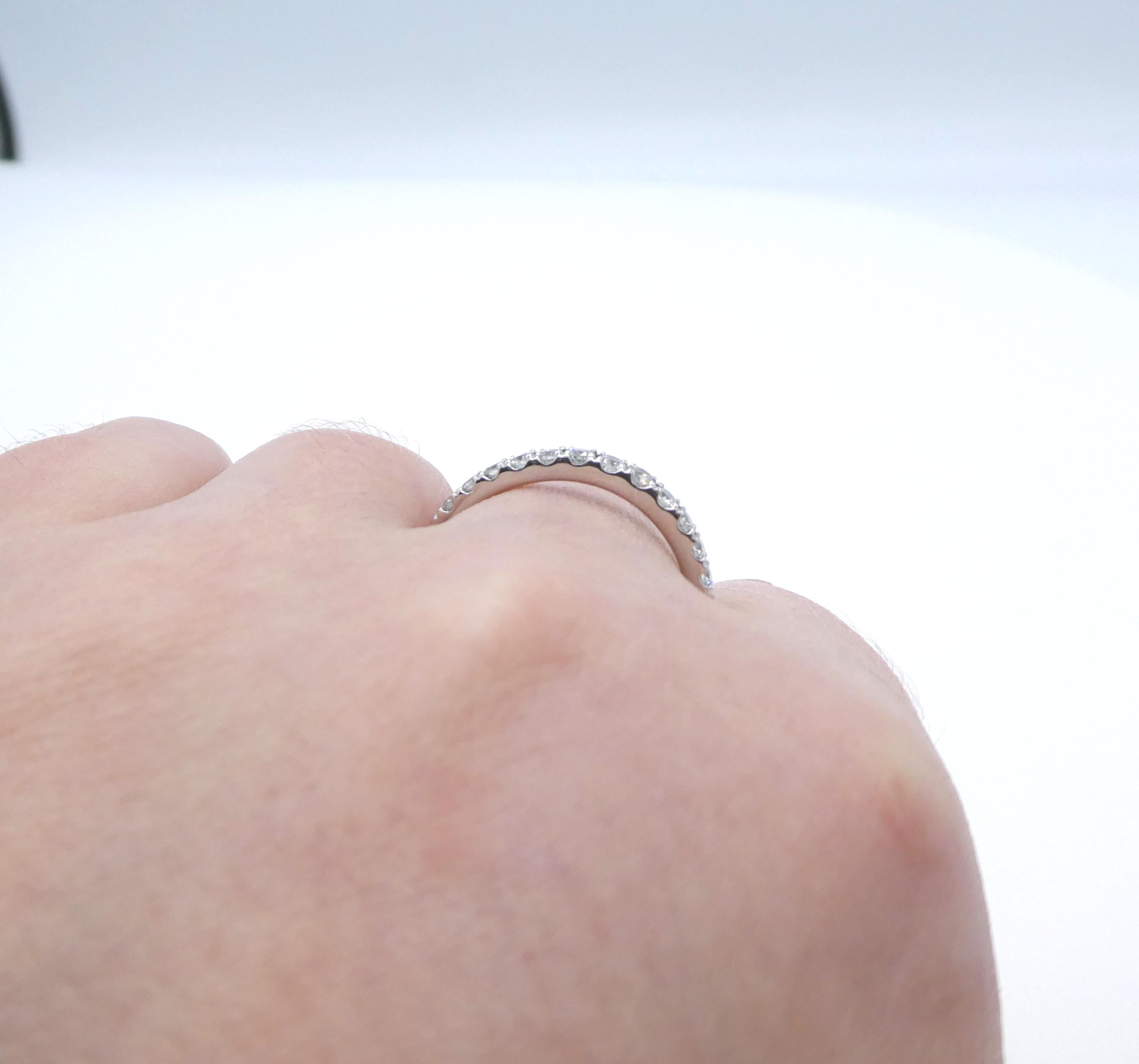 14 Karat White Gold 0.33ctw Round Brilliant Cut Natural Diamond Band Ring For Sale 1