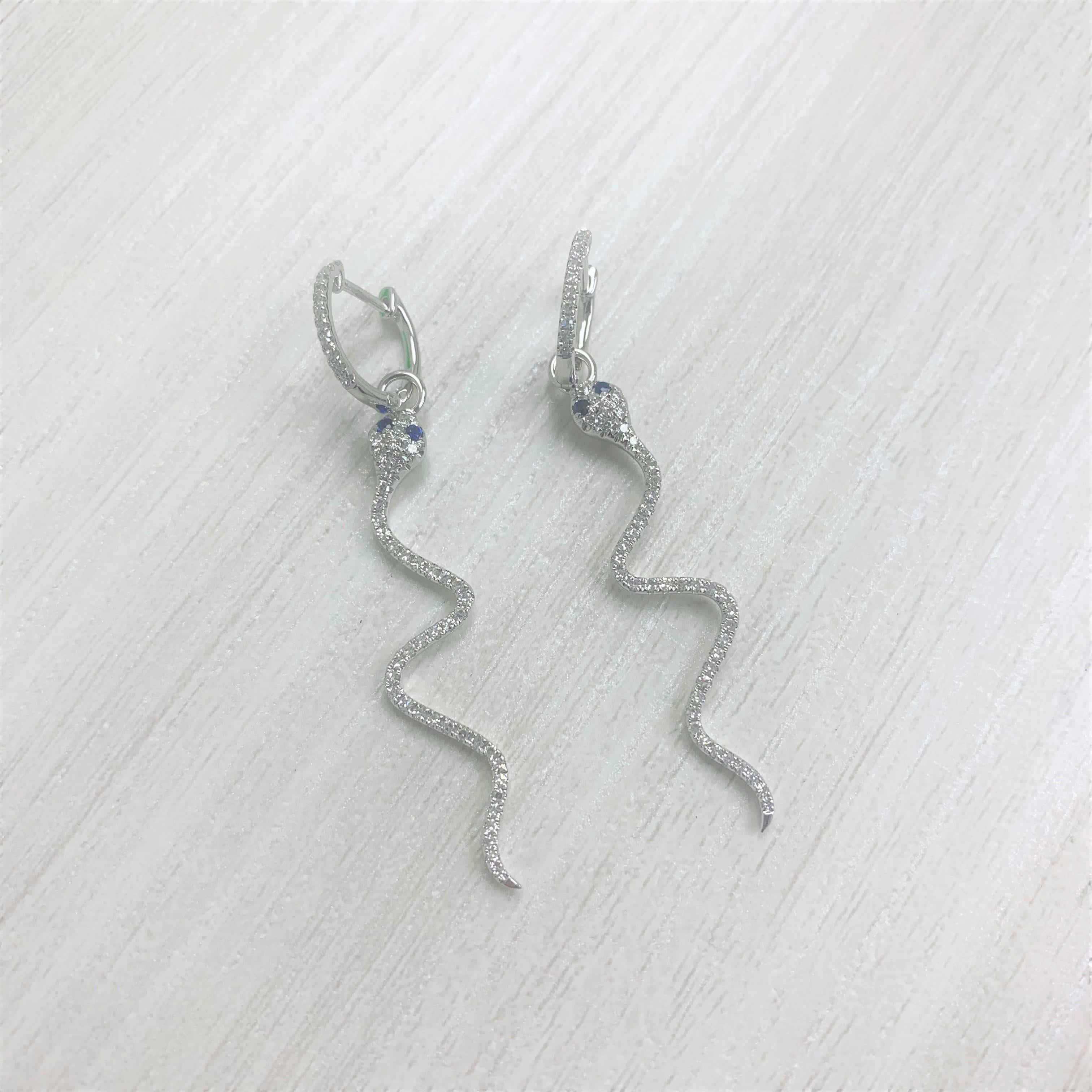 Contemporaneo Orecchini pendenti a forma di serpente in oro bianco 14 carati da 0,50 carati e zaffiro in vendita
