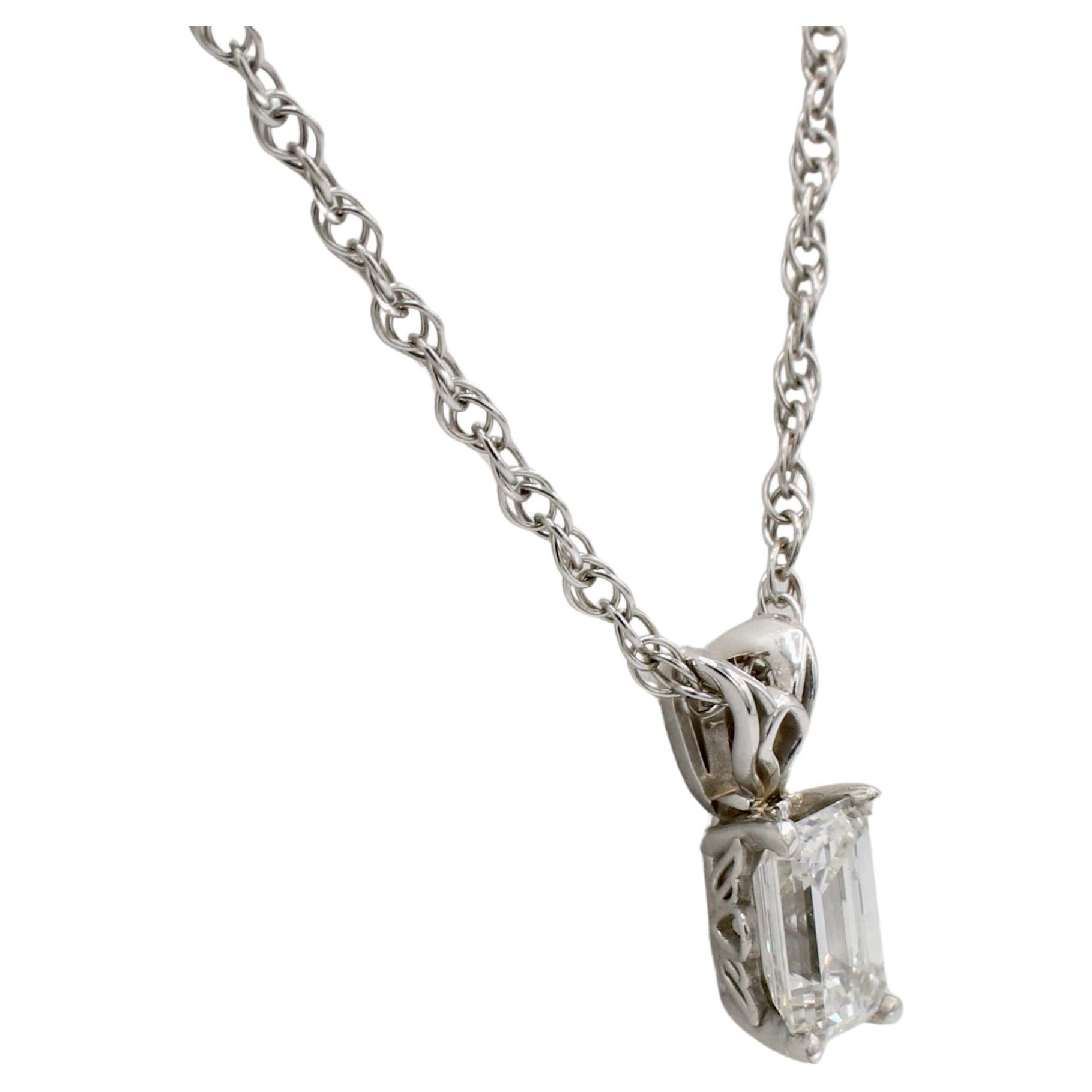 Collana con ciondolo a goccia in oro bianco 14 carati da 0,64 carati con diamante naturale taglio smeraldo
Numero del rapporto GIA: 6234277618
Metallo: oro bianco 14k
Peso: 2.01 grammi
Diamante: 0,64 carati di diamante naturale taglio smeraldo G SI1