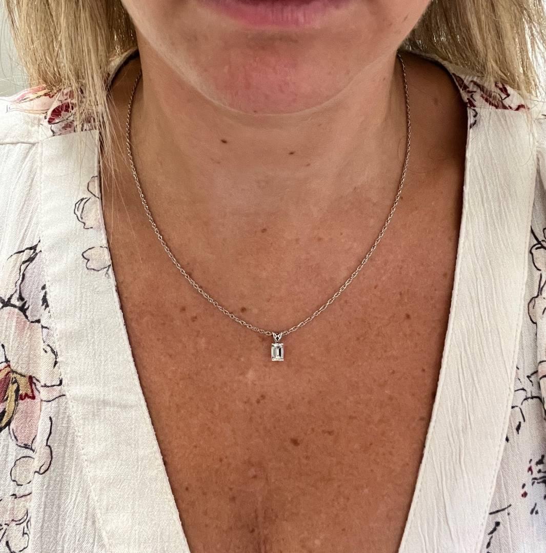 Collana con ciondolo di diamanti naturali taglio smeraldo da 0,64 carati GIA certificati G SI1 In condizioni ottime in vendita a  Baltimore, MD