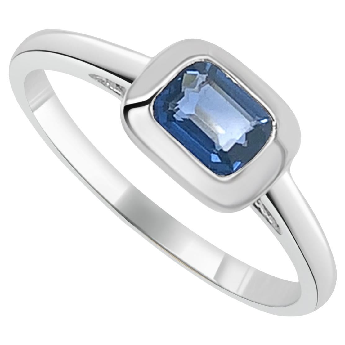 Or blanc 14 carats 0,65 carat Bague solitaire en saphir bleu en vente