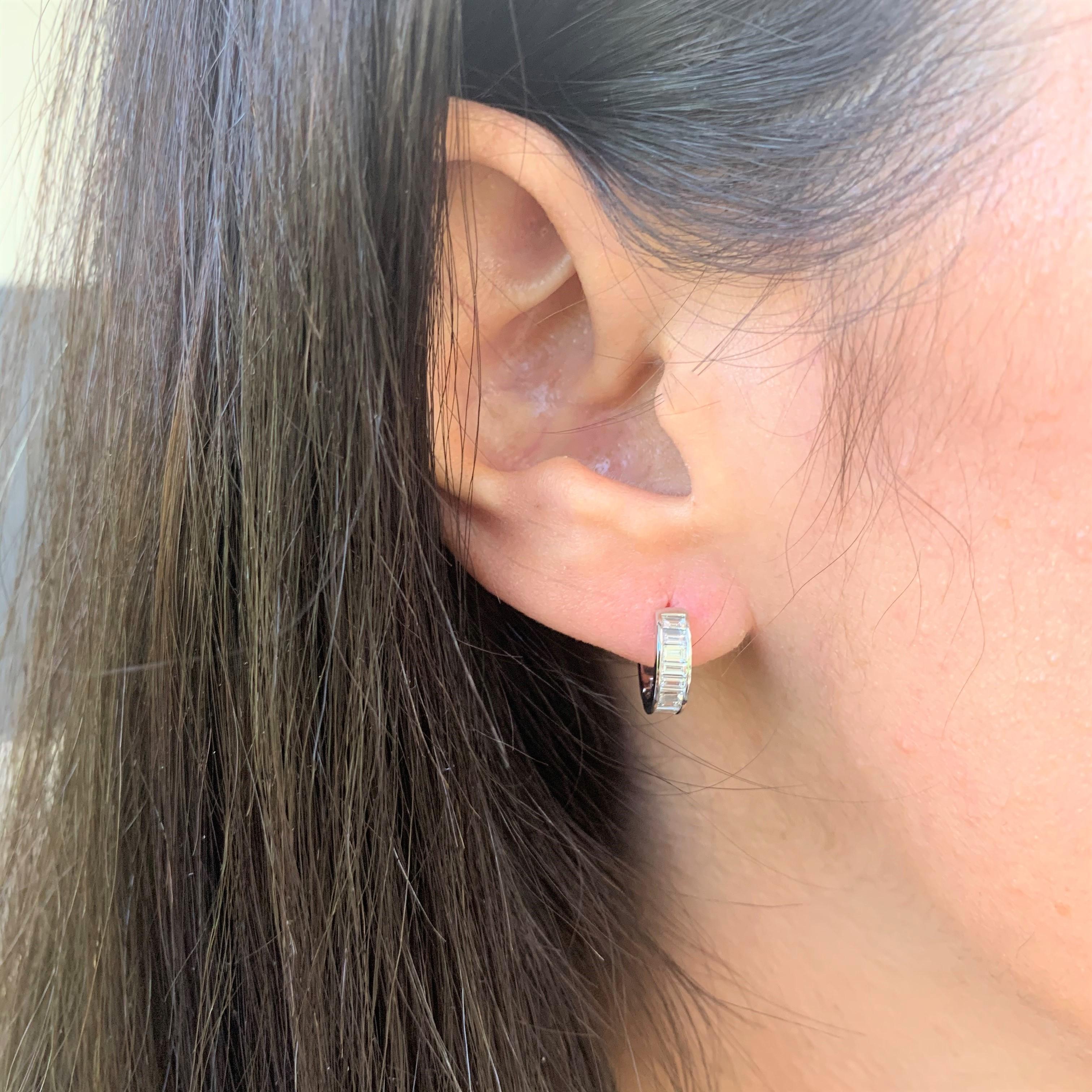 Cette paire de boucles d'oreilles Huggie en diamant de la collection Joelle sera sans aucun doute votre nouveau favori. Avec 0,68 ct. de diamants taille baguette ornant le Huggie, ils créent la quantité parfaite d'étincelle pour  n'importe quel