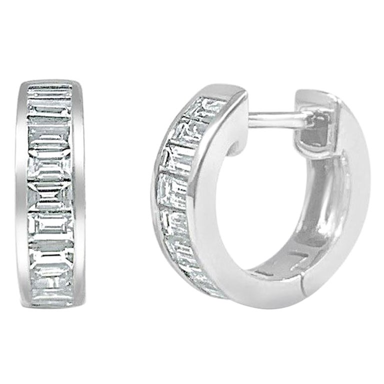 Boucles d'oreilles huggies en or blanc 14 carats avec diamants baguettes de 0,68 carat