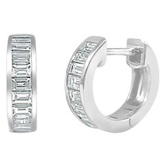 Orecchini Huggie in oro bianco 14 carati con diamante Baguette da 0,68 carati