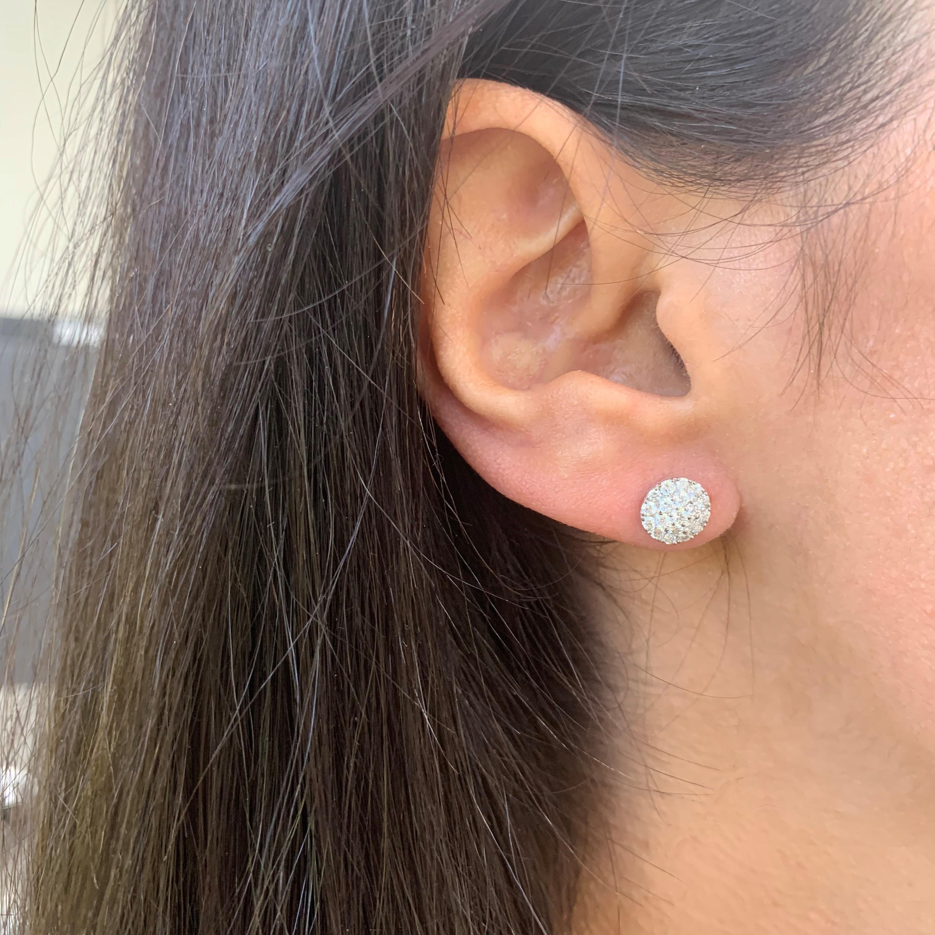 Portez ces boucles d'oreilles classiques et élégantes en or 14 carats, avec environ 0,70 ct de diamants blancs étincelants. Disponible en or blanc, jaune et rose.  Couleur et clarté du diamant GH SI1-SI2
-Poids du diamant : 0,70 ct.
-Diamant Clarity