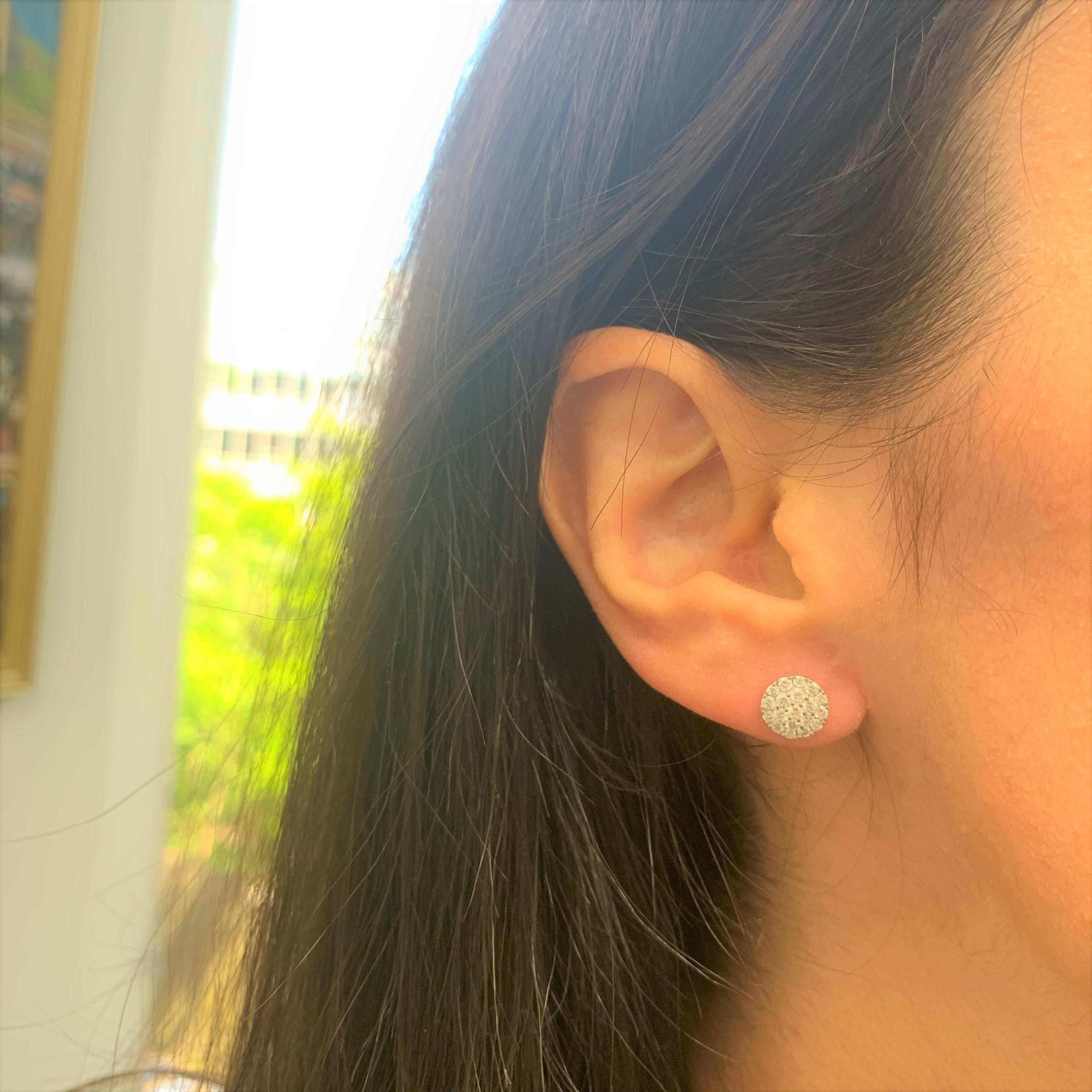 Taille ronde Boucles d'oreilles grappe en or blanc 14 carats avec diamants de 0,70 carat en vente