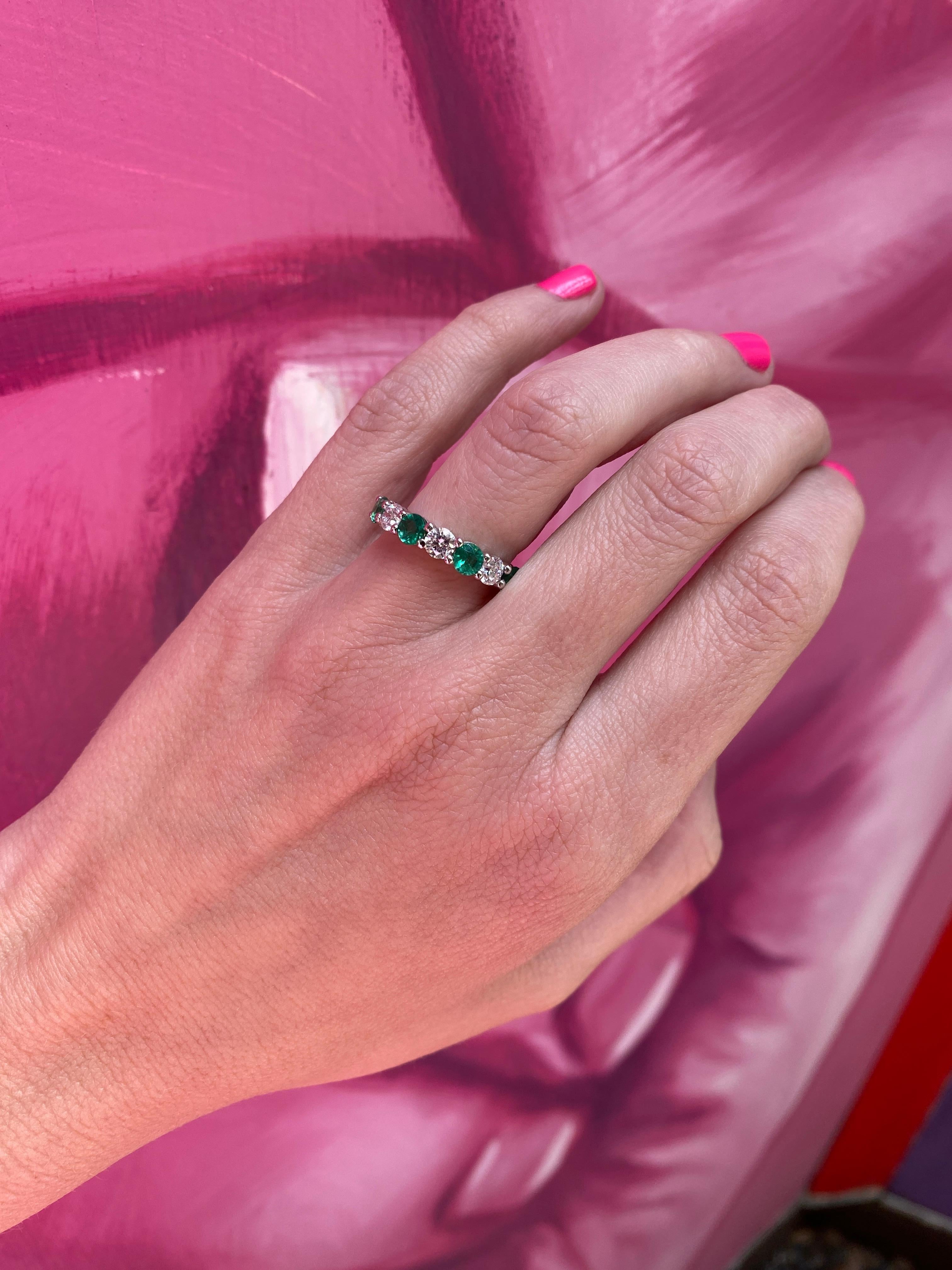 14 Karat Weißgold 0,92 Karat runder Smaragd & 0,75 Karat runder Diamantring im Angebot 6