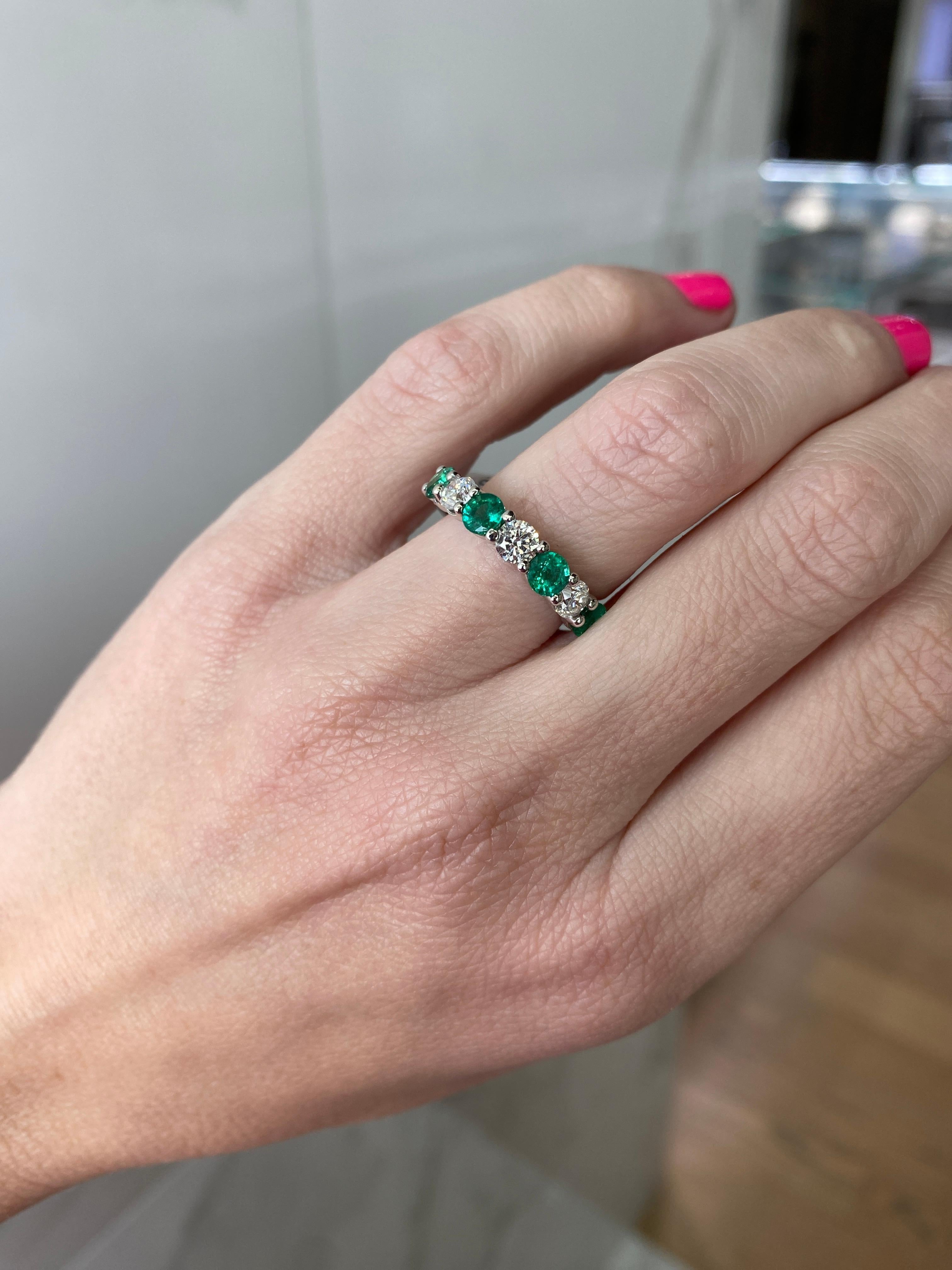 14 Karat Weißgold 0,92 Karat runder Smaragd & 0,75 Karat runder Diamantring im Angebot 2