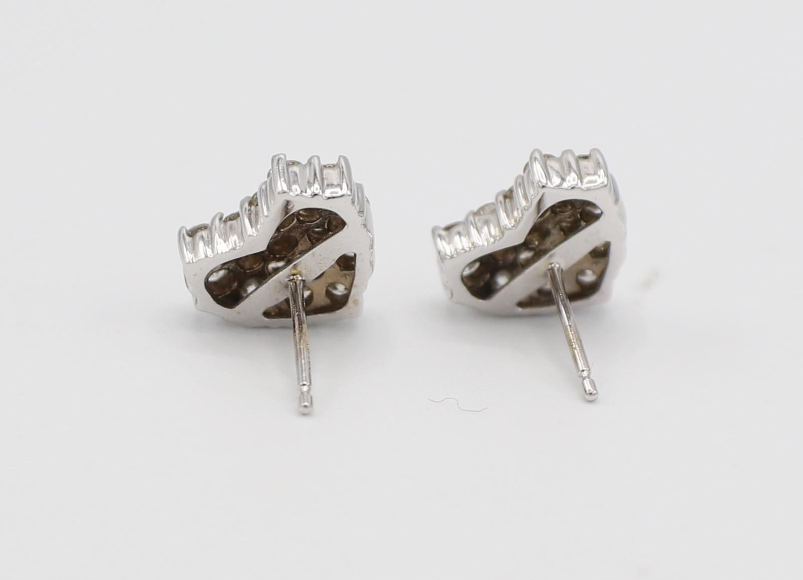Round Cut 14 Karat White Gold 1.00 Carat Pavé Heart Natural Diamond Cluster Stud Earrings 